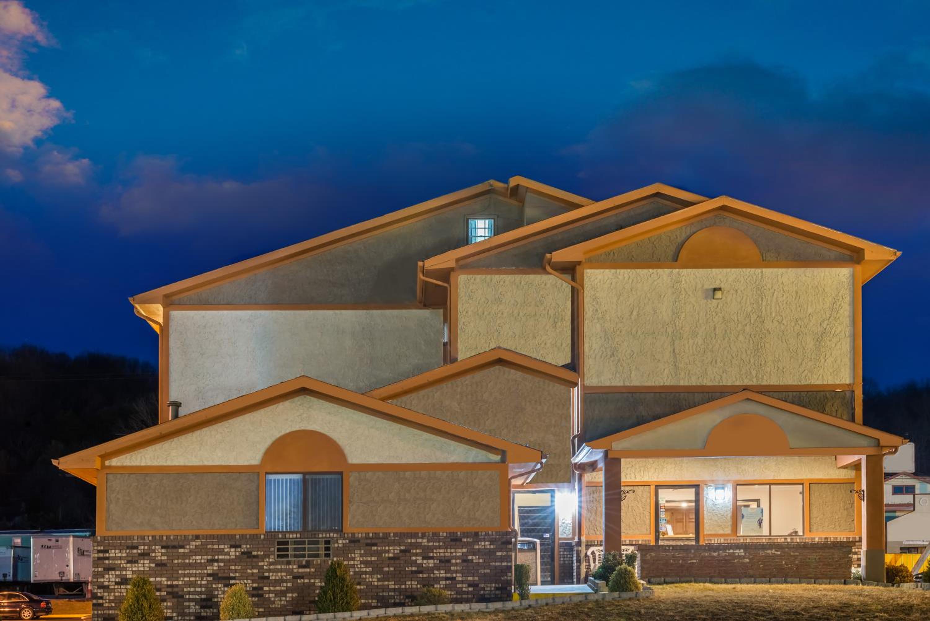 Bedford Vacations - Super 8 by Wyndham Bedford - Property Image 7