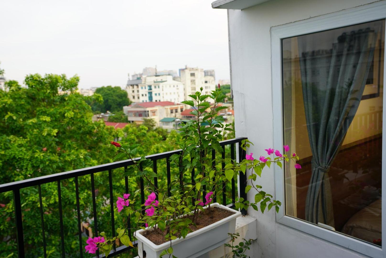 Elegant Studio Yet Kieu