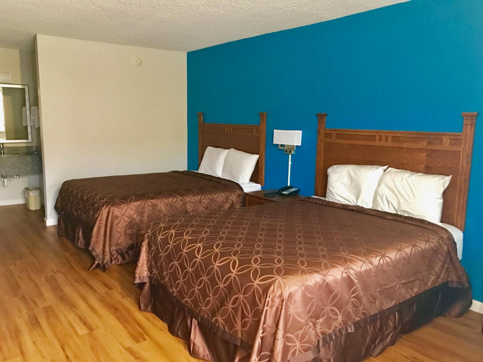 Little Rock Vacations - Super Stay Inn - Property Image 3