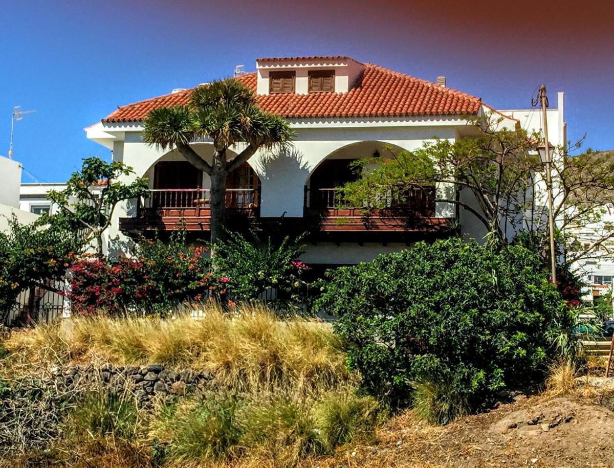 Lovely house views&garden photo 1