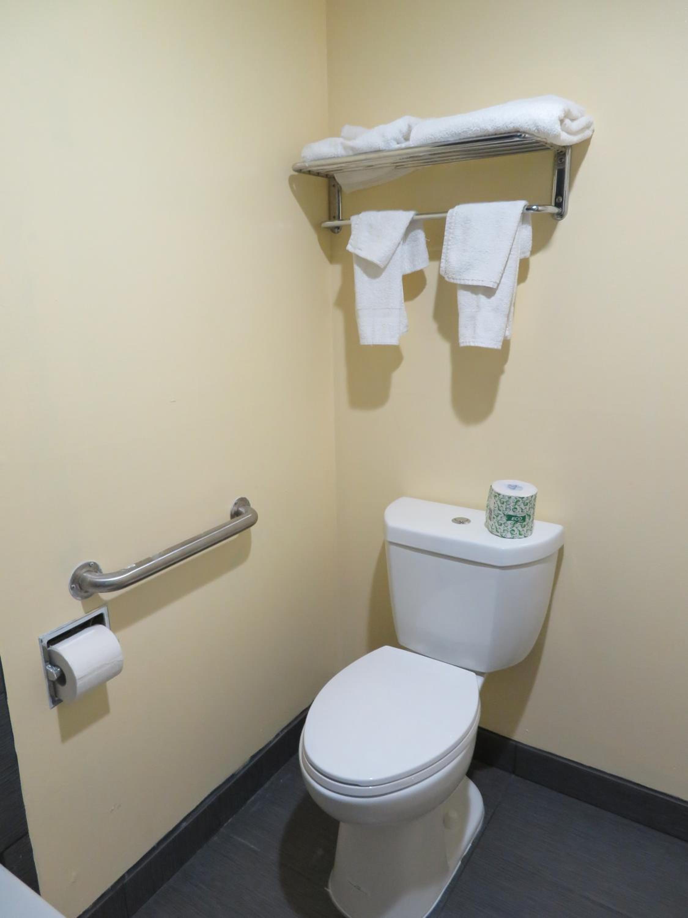 Medford Vacations - Royal Crest Motel - Property Image 3