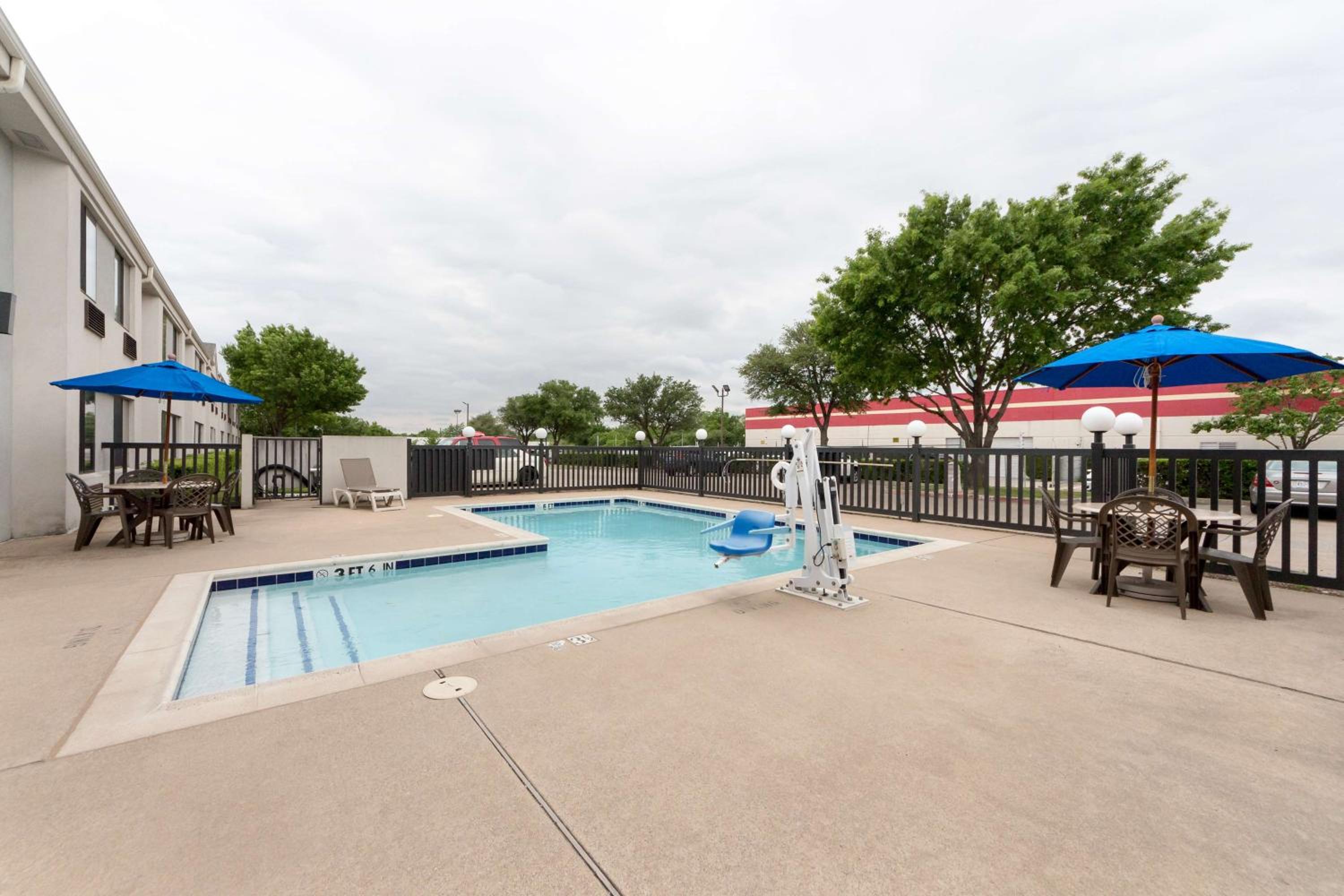 Dallas / Fort Worth Vacations - Motel 6-Dallas, TX - Northeast - Property Image 3