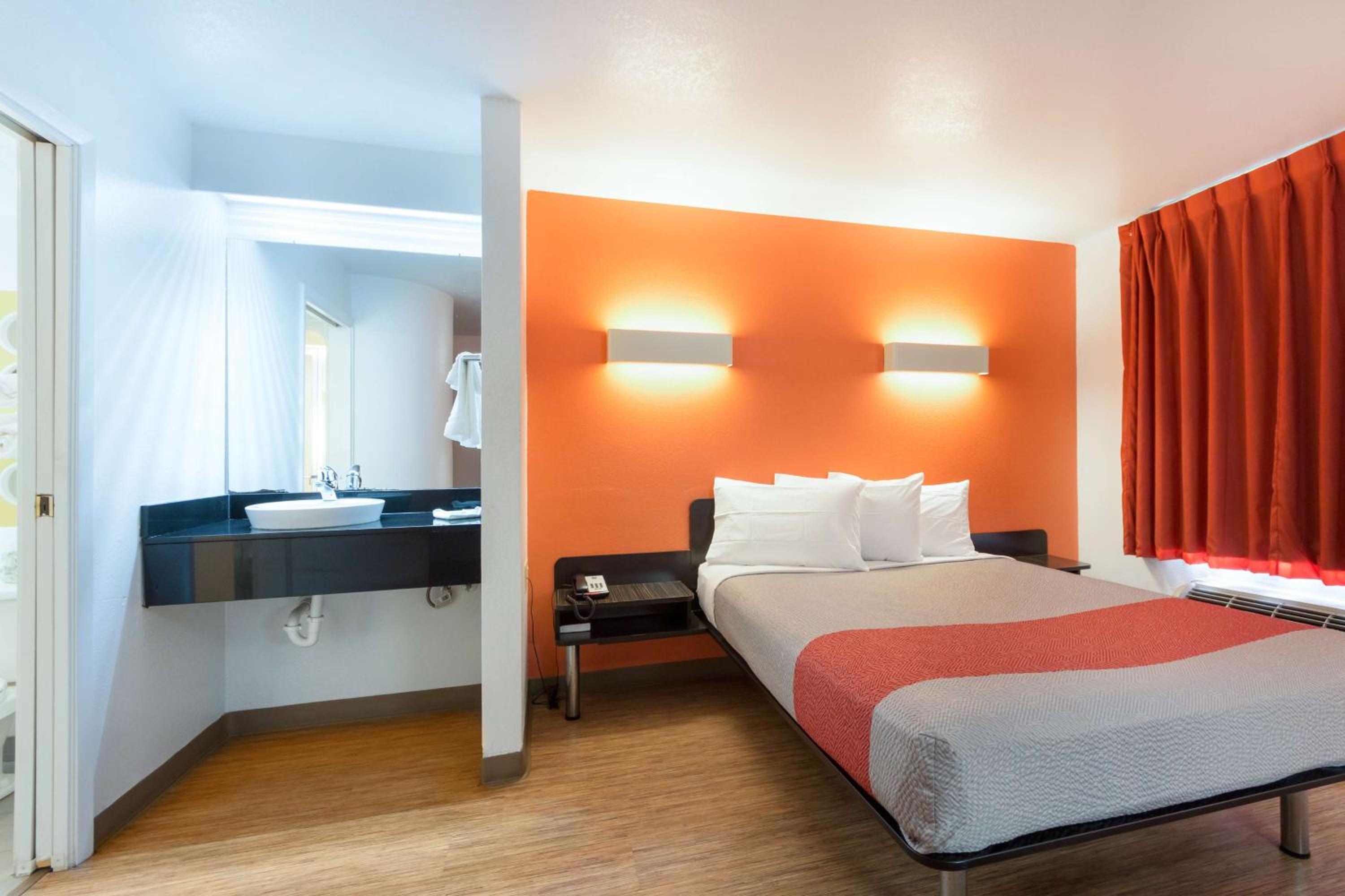 Motel 6-Dallas, TX - Northeast - Property Image 3