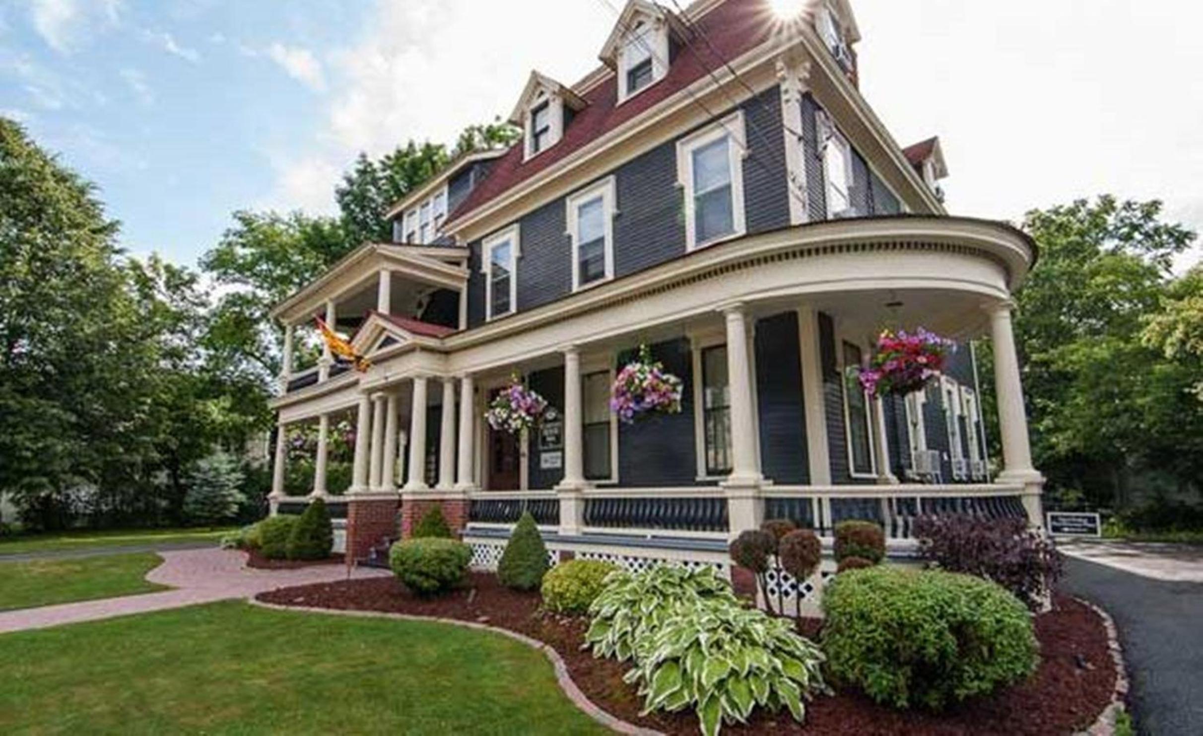 Fredericton Vacations - Carriage House Inn - Property Image 1
