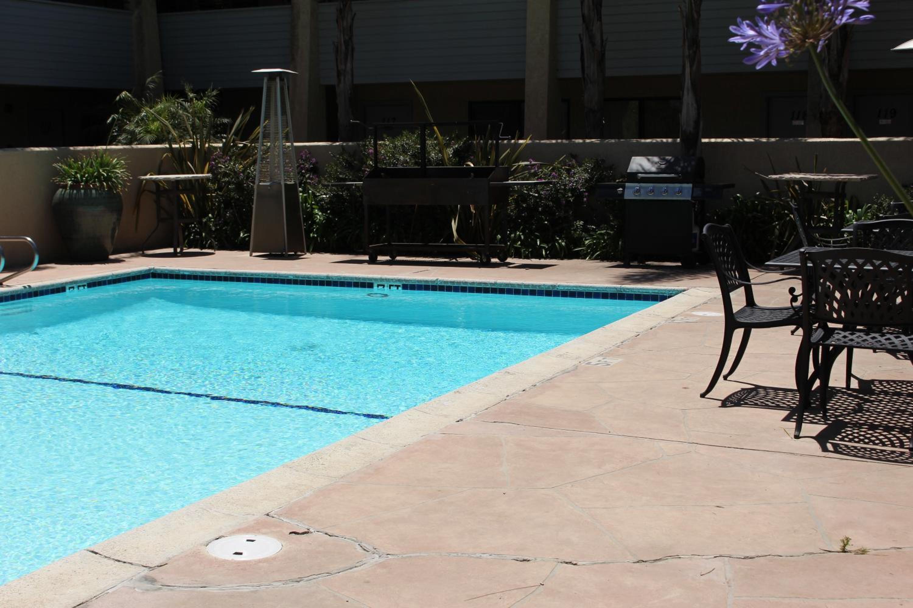 O'Cairns Inn and Suites