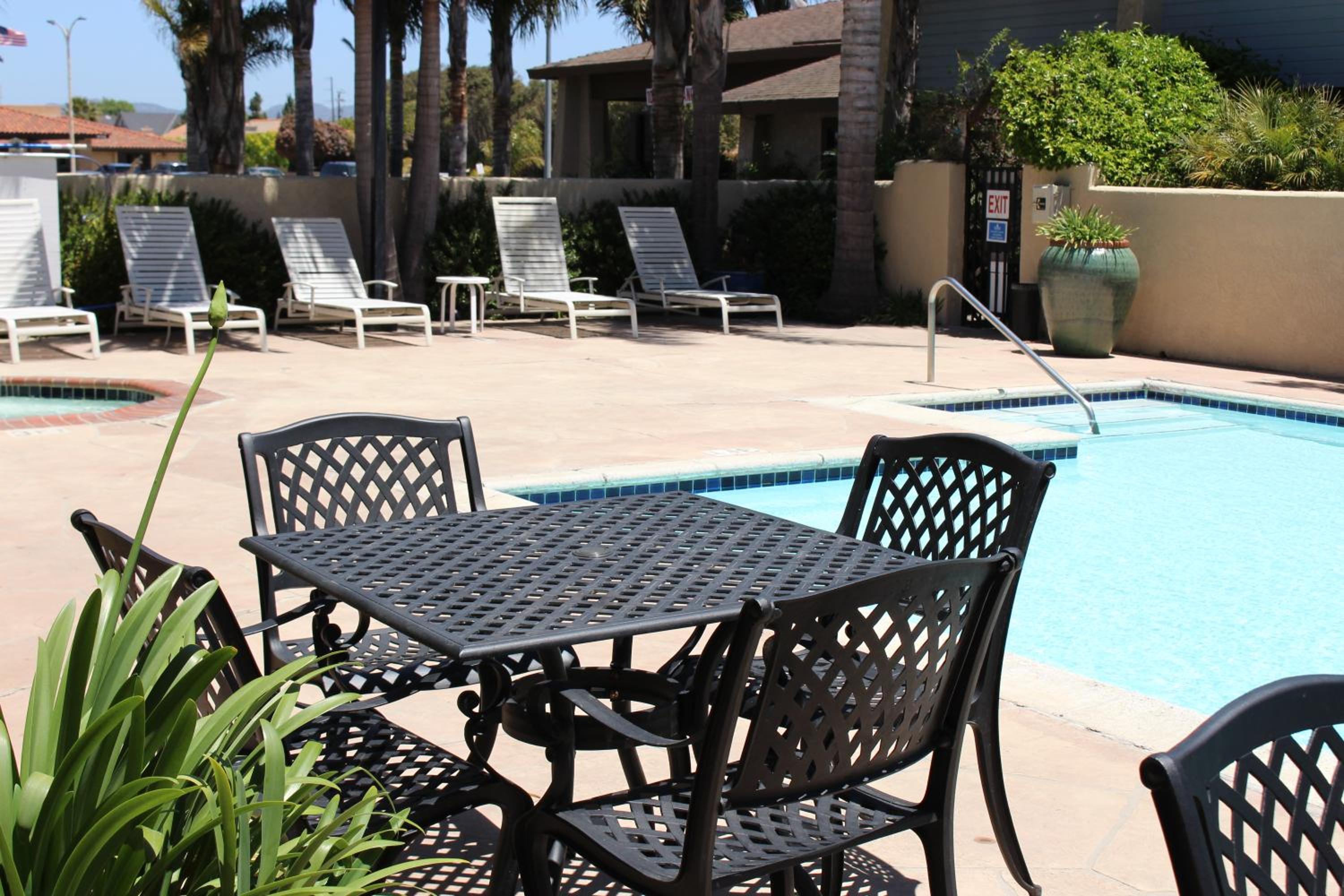 O'Cairns Inn and Suites