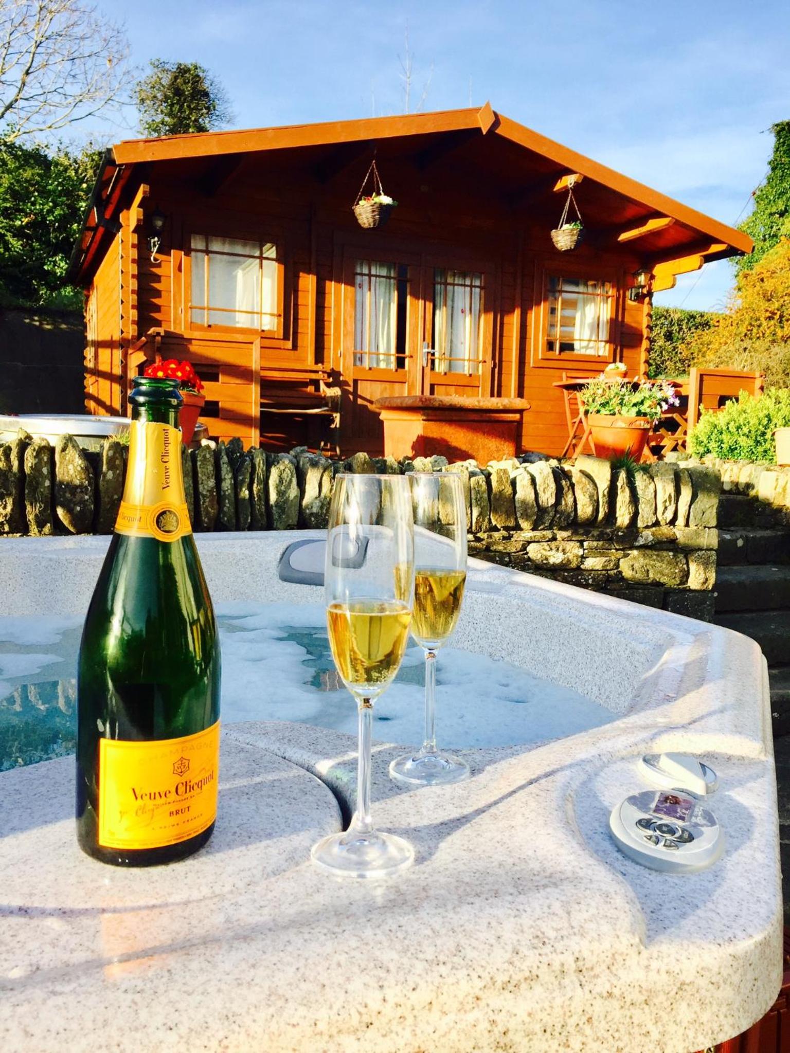Rustic Chalet Superking bed Free Sauna Jacuzzi Spa Wifi Netflix Parking