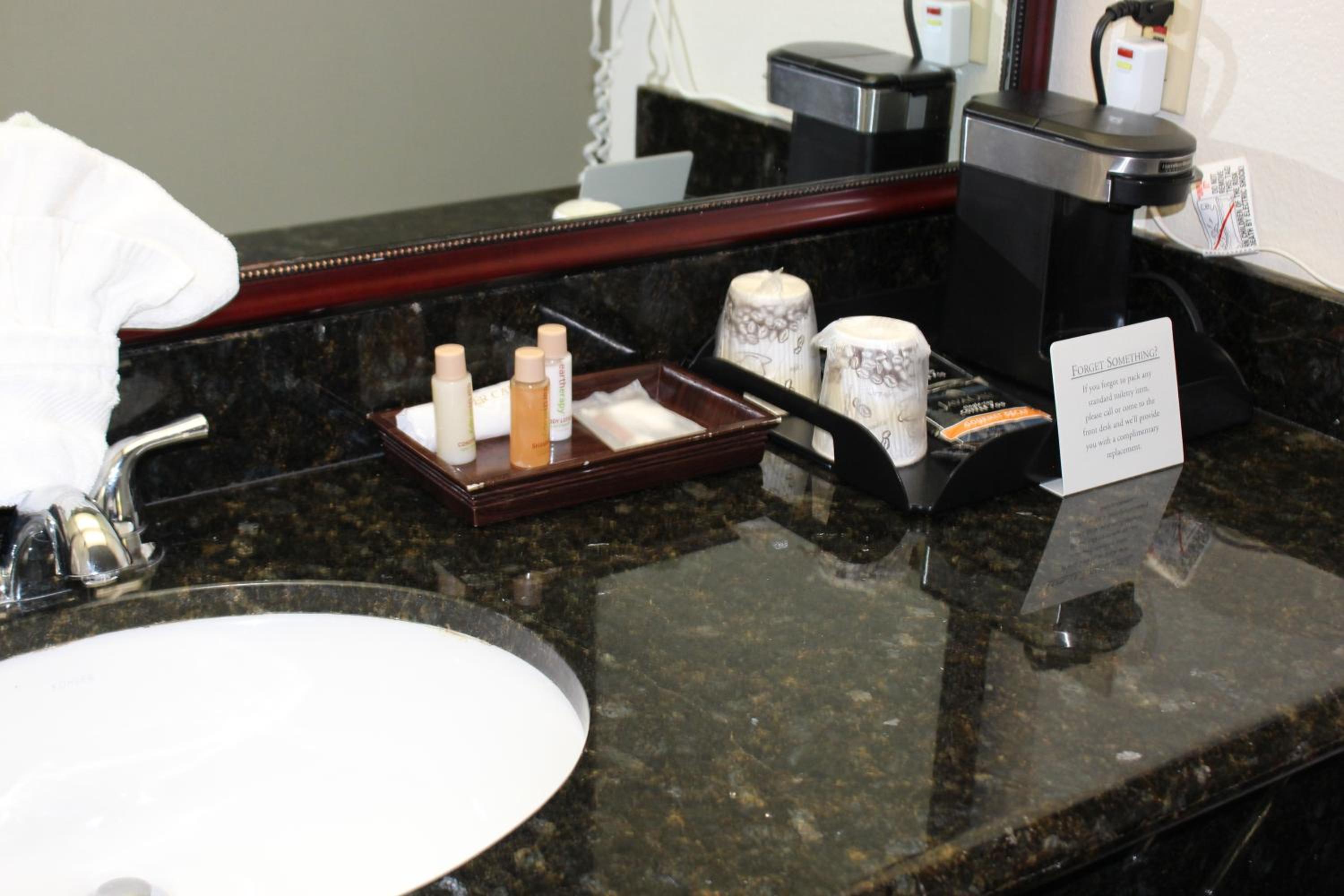 O'Cairns Inn and Suites