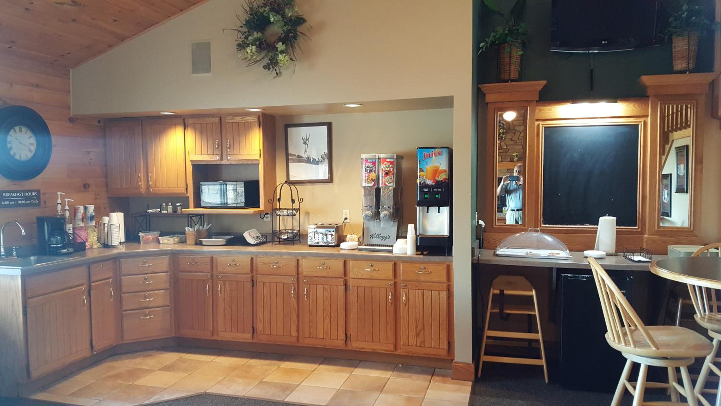 Motel 6 Norway MI view 5