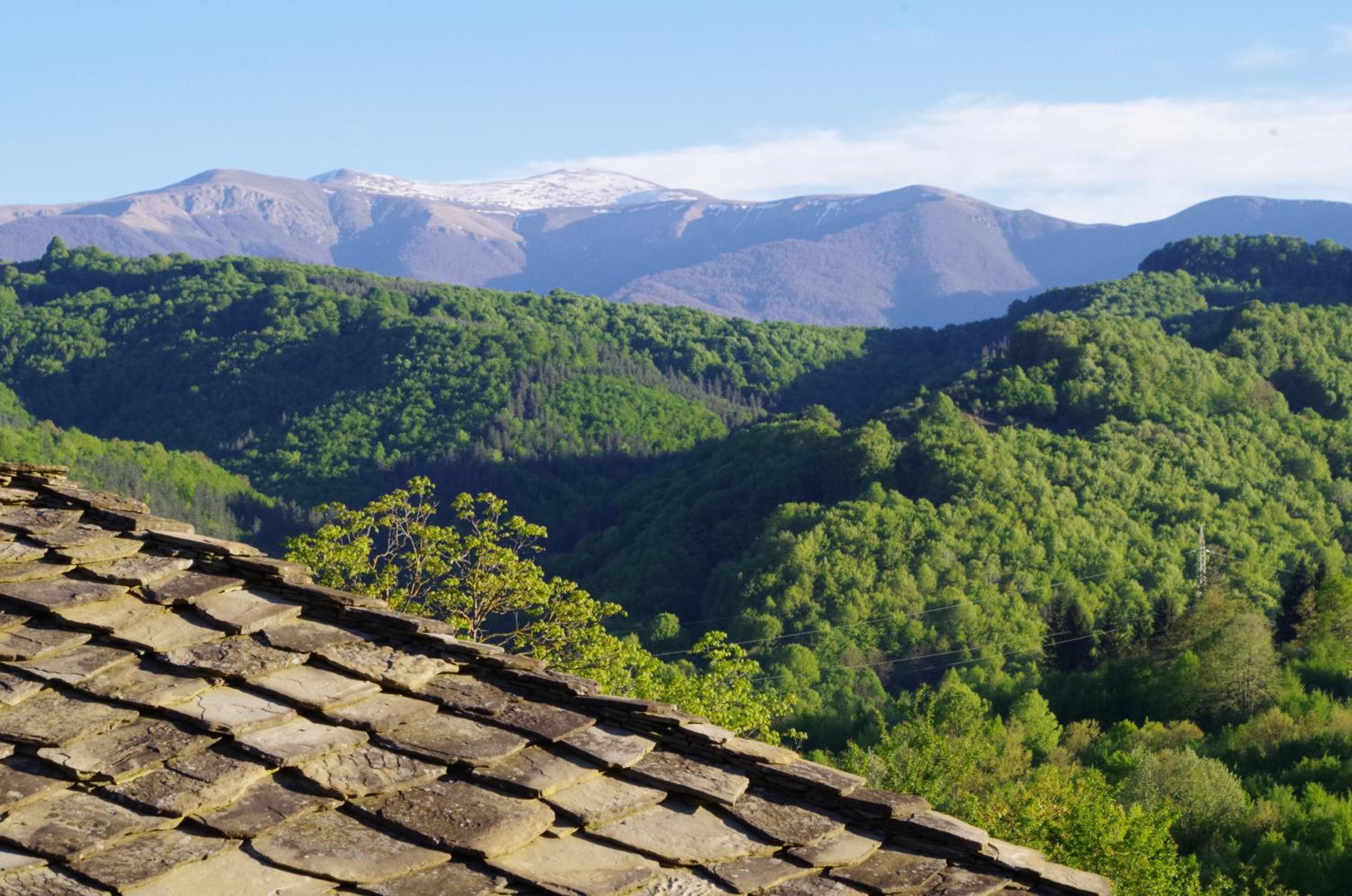Authentic House with Stunning Mountain View - Karashka
