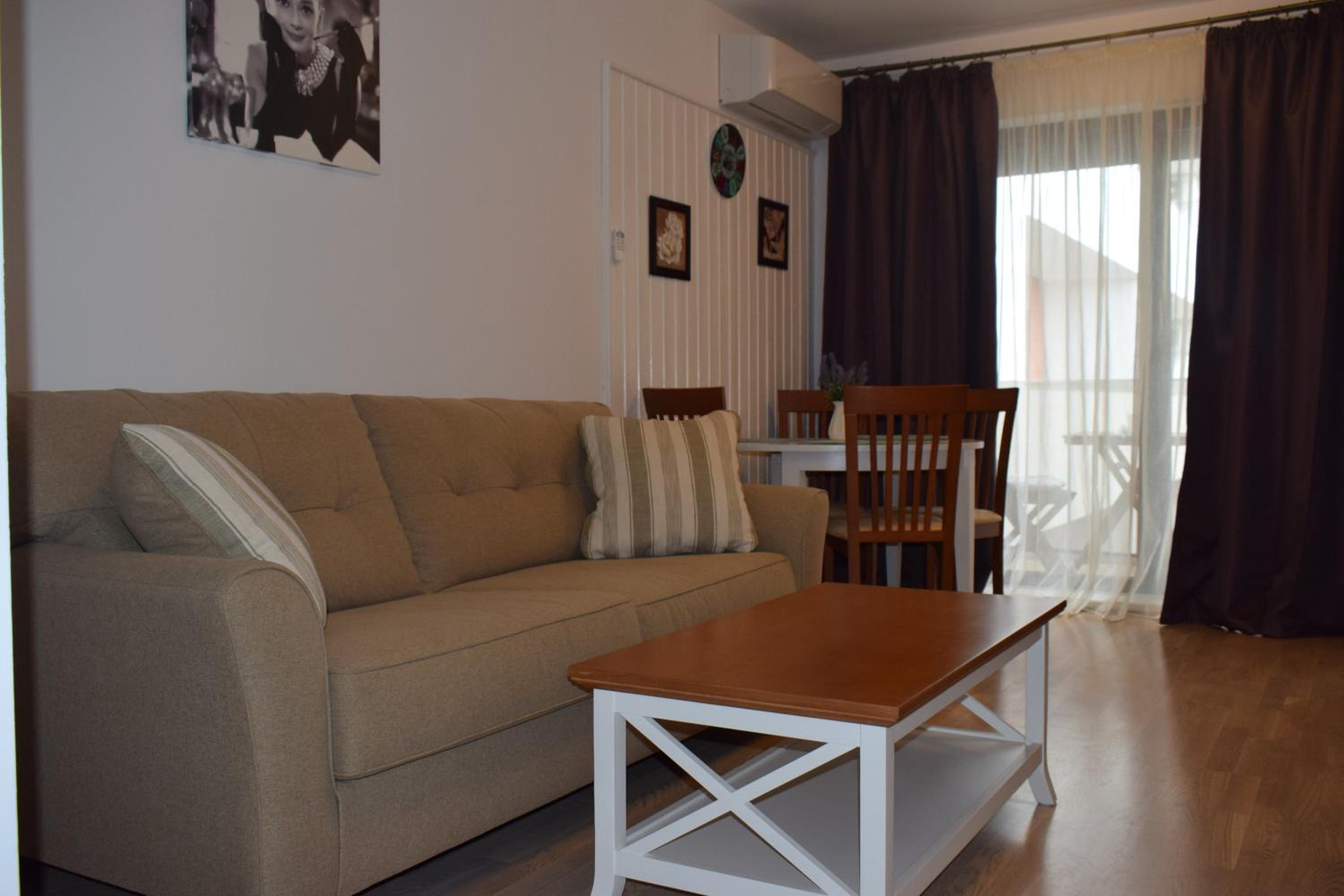 Victoria's Home Banu Manta