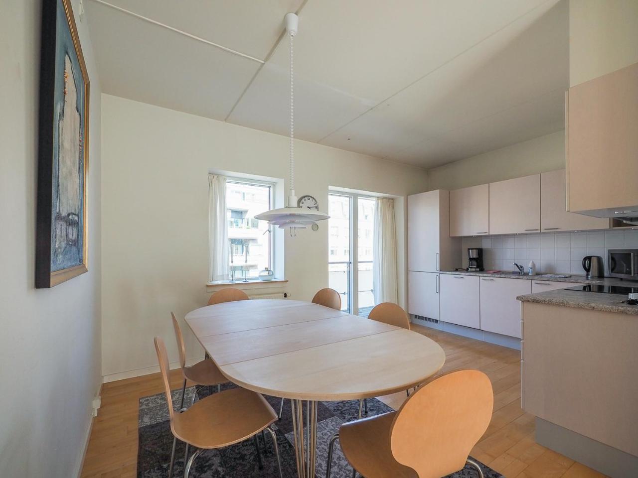 Modern city centre flat by Tivoli Gardens view 3