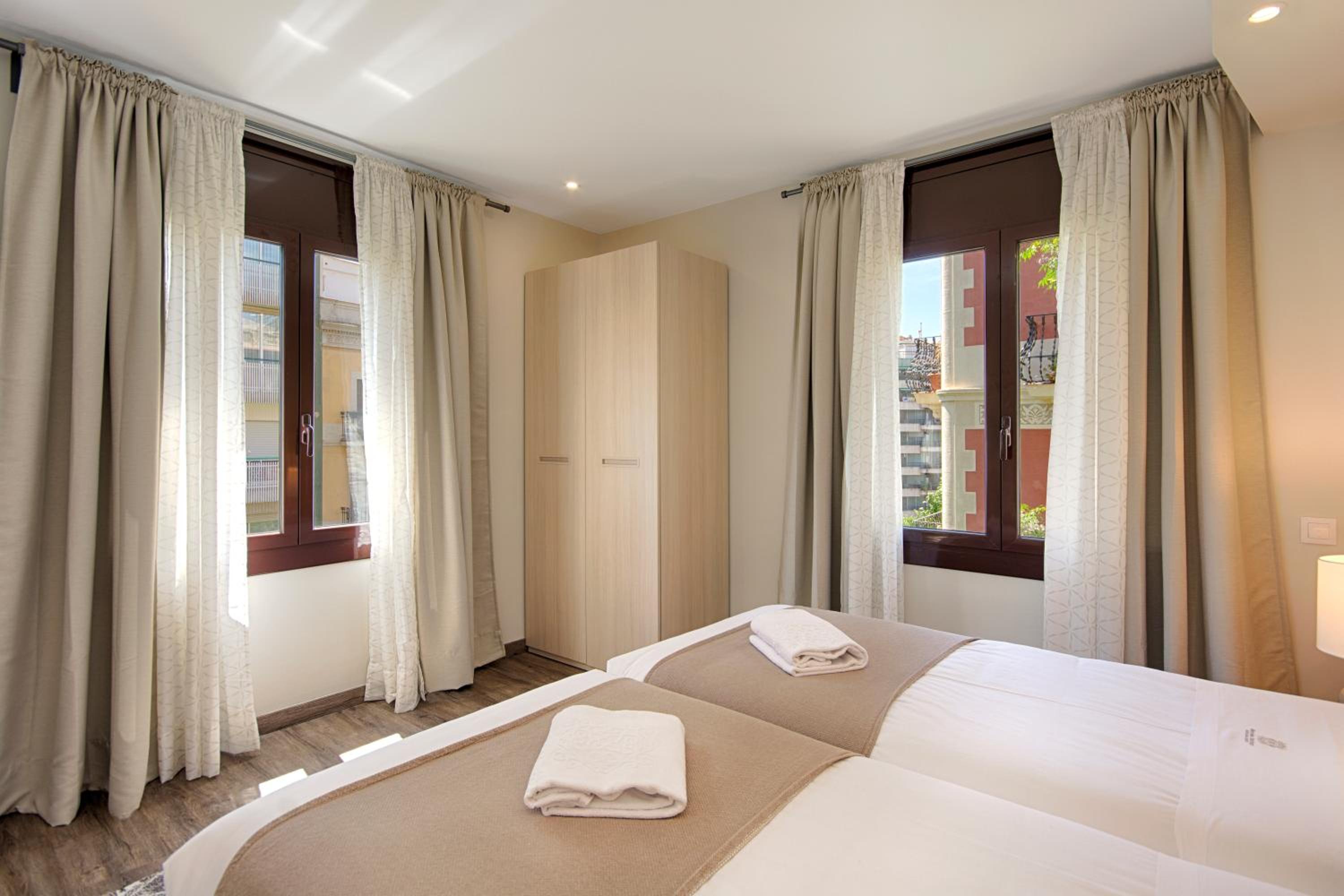 Eixample Building Apartments by Mercedes Heritage