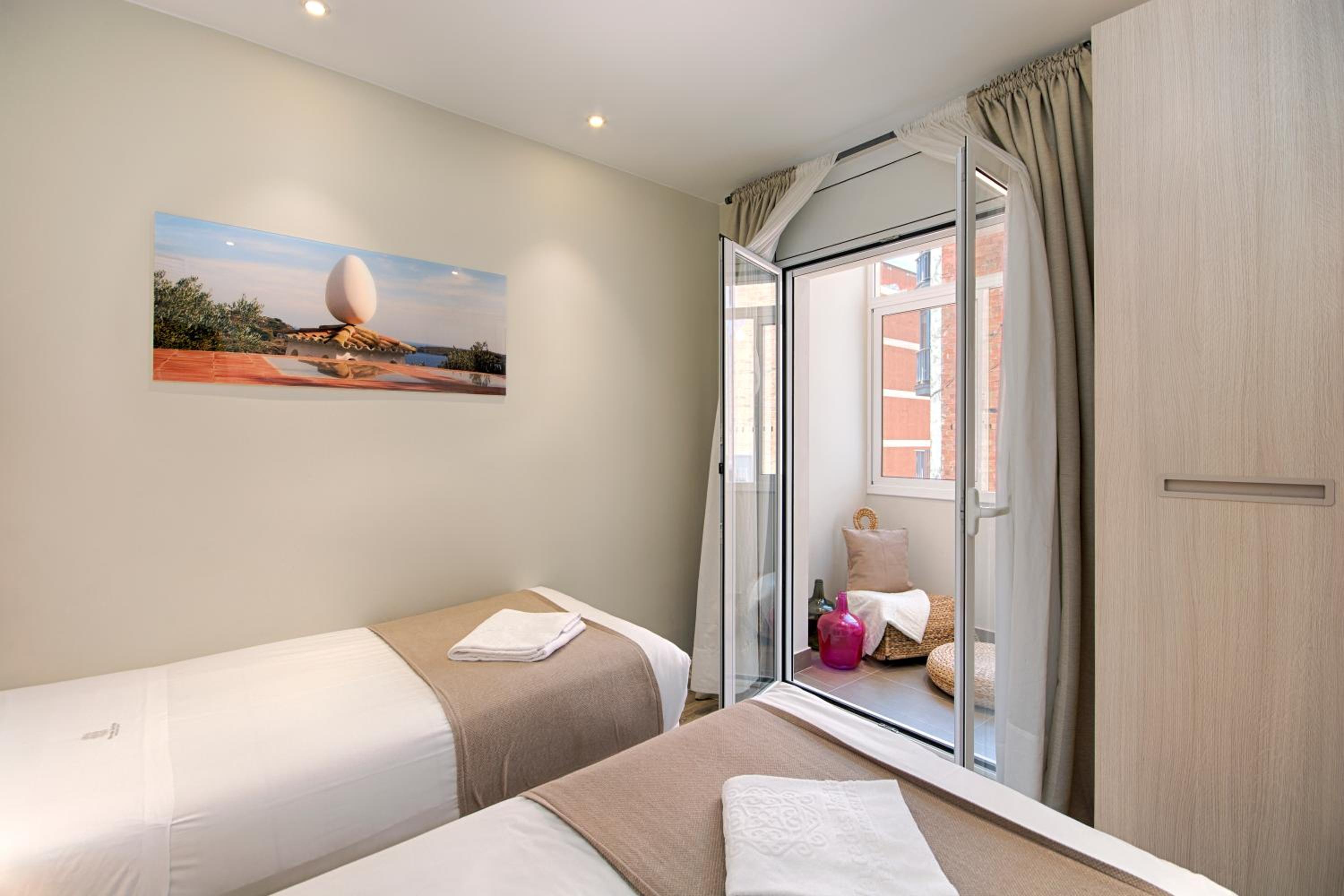 Eixample Building Apartments by Mercedes Heritage