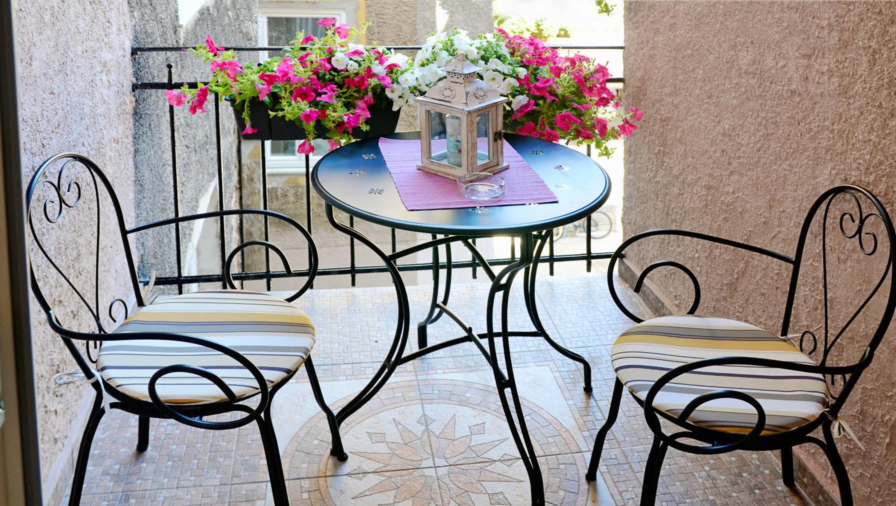 Apartments & Rooms Flowers