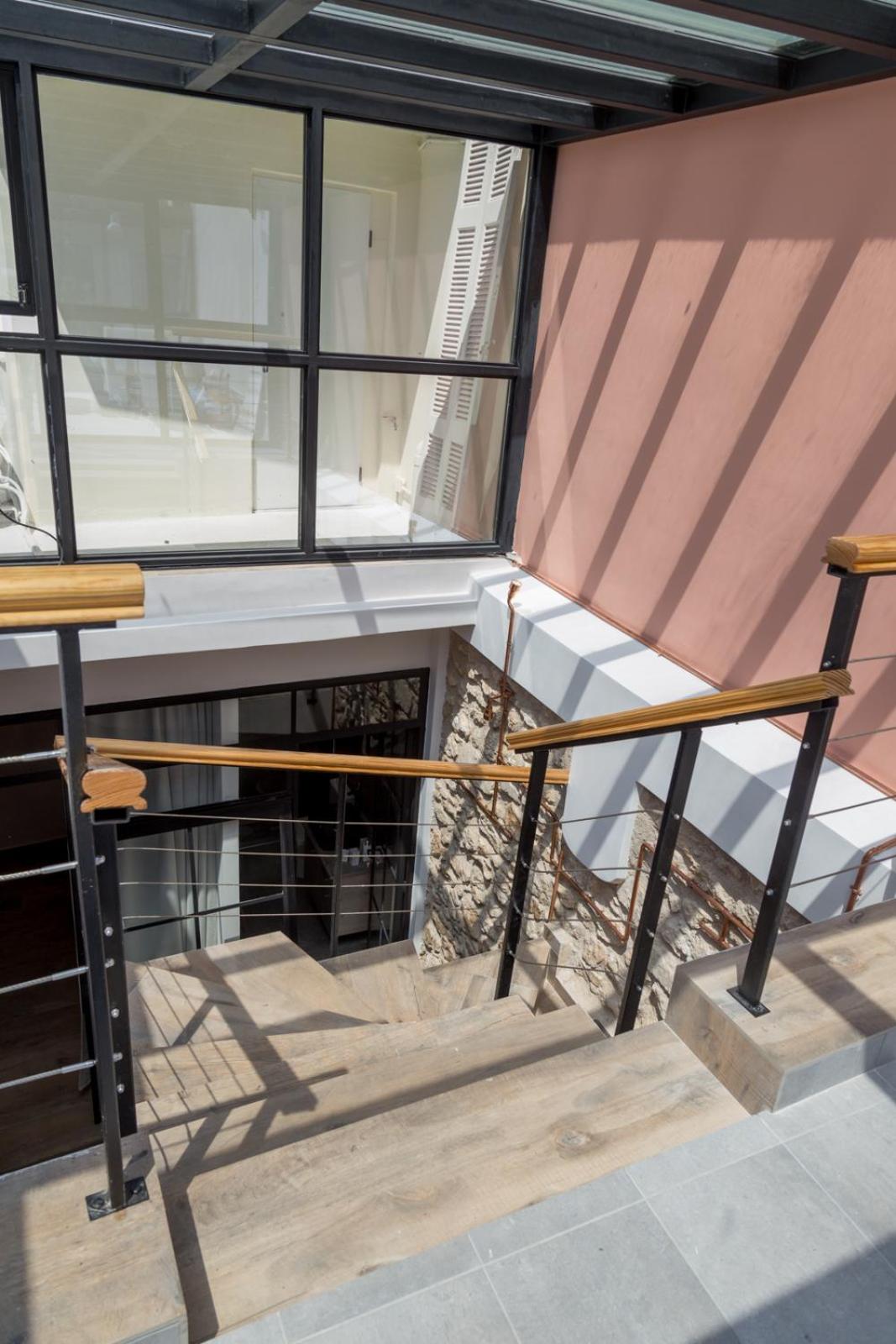 AllStar Boutique House in DownTown, direct connection with airport