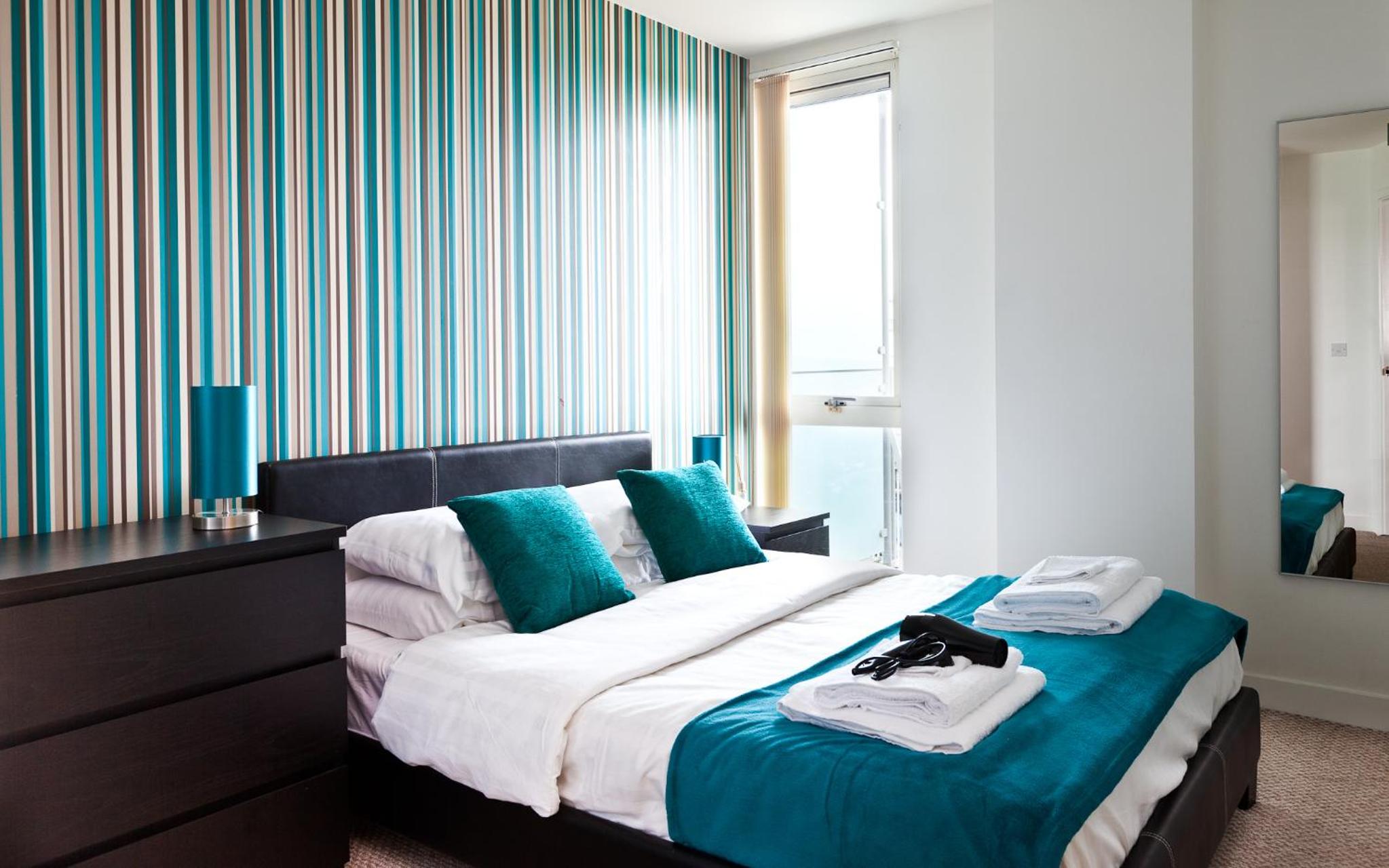 Apartment in Central MK - Bed Choice of 1 Super-king Or 2 Singles and also 2 Sofa Beds - Free Parking and Smart TV - Contractors, Relocation, Business Trav view 5