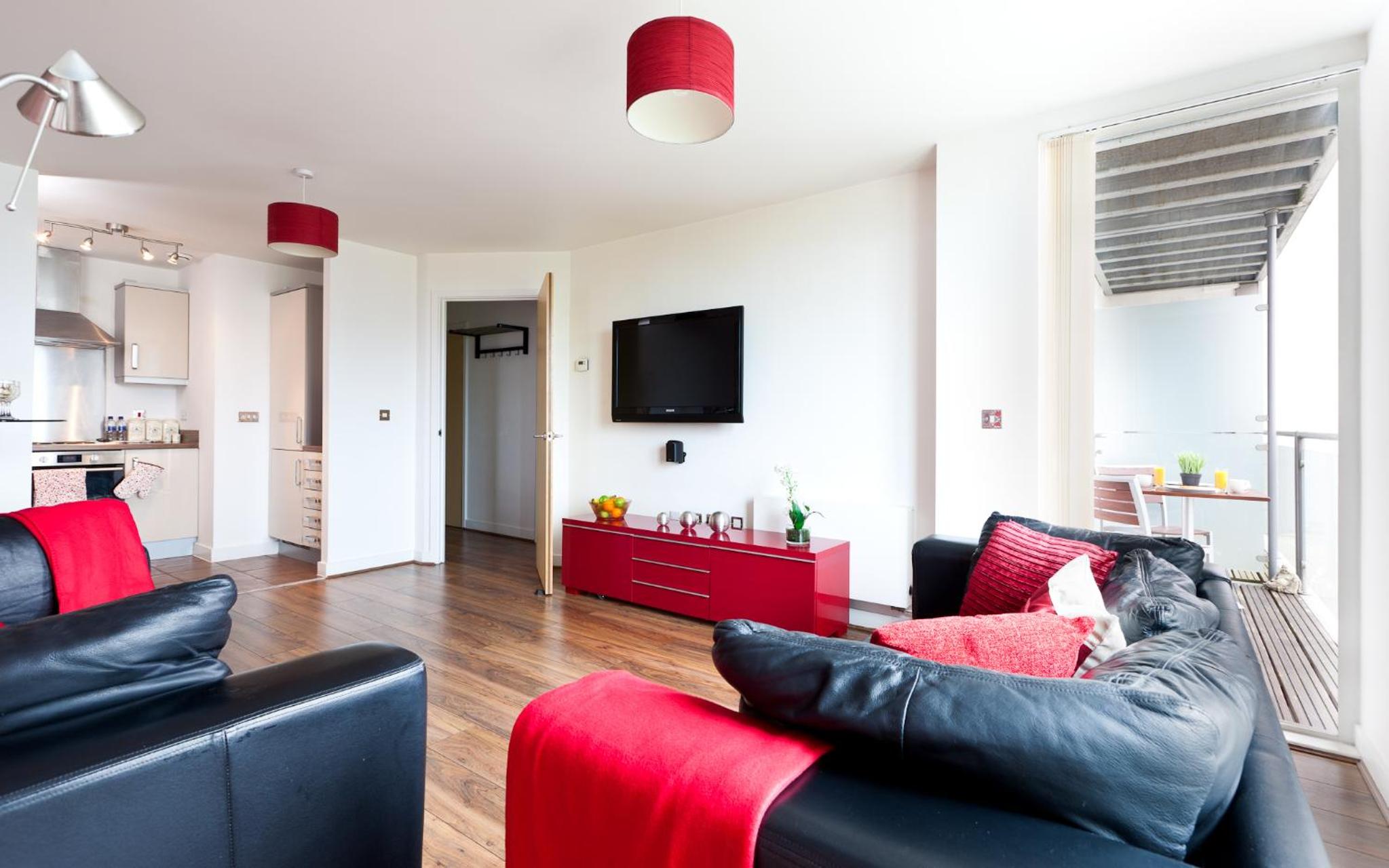 Apartment in Central MK - Bed Choice of 1 Super-king Or 2 Singles and also 2 Sofa Beds - Free Parking and Smart TV - Contractors, Relocation, Business Trav view 3