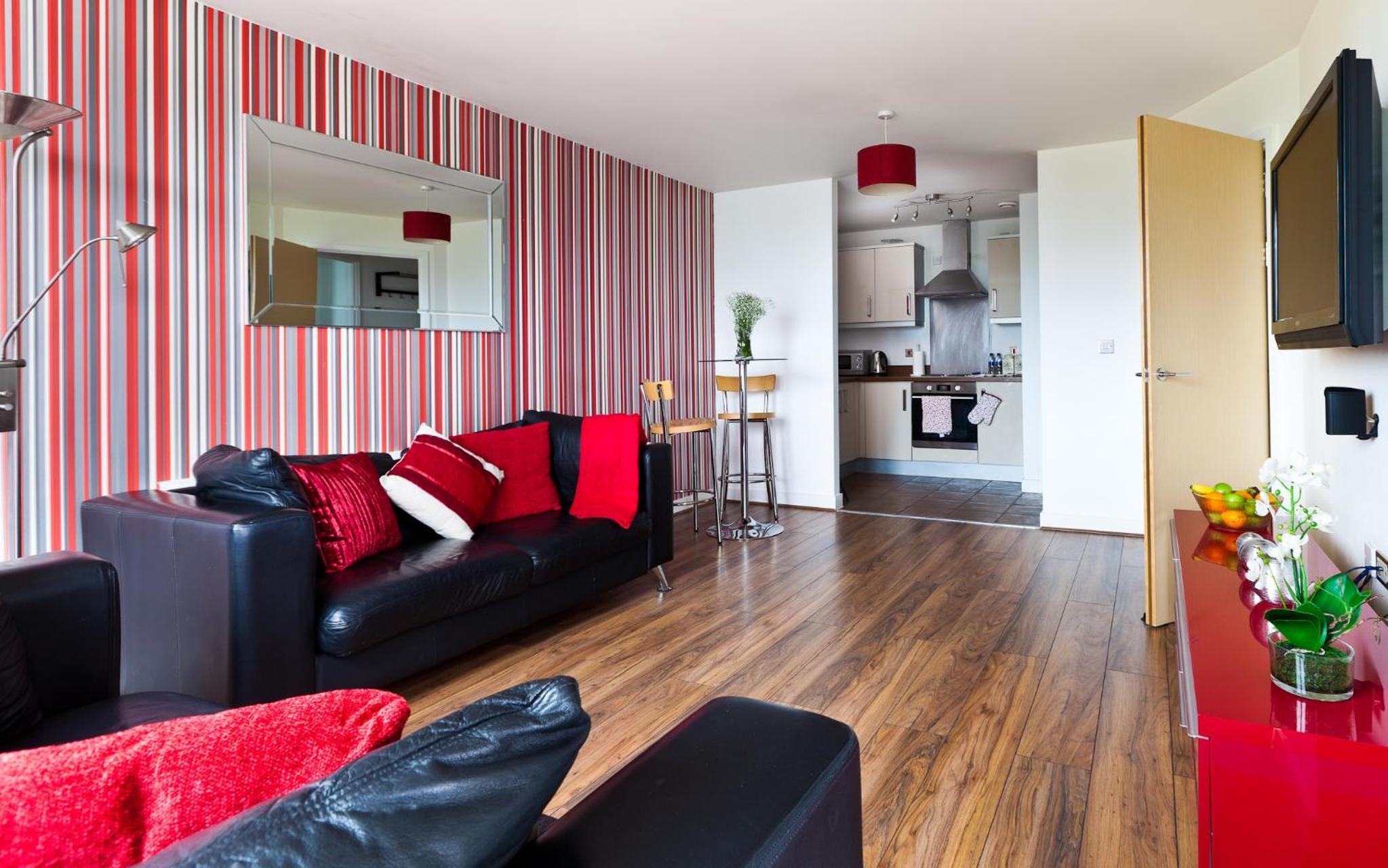 Apartment in Central MK - Bed Choice of 1 Super-king Or 2 Singles and also 2 Sofa Beds - Free Parking and Smart TV - Contractors, Relocation, Business Trav view 4