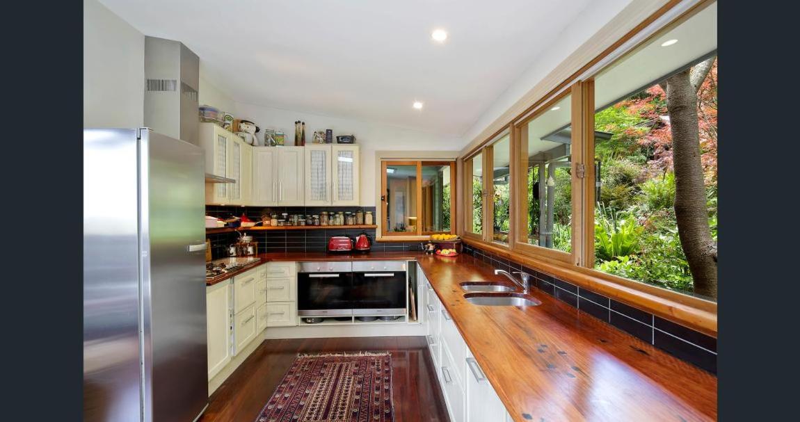 The Black Cockatoo - Secret Garden Treetops Home