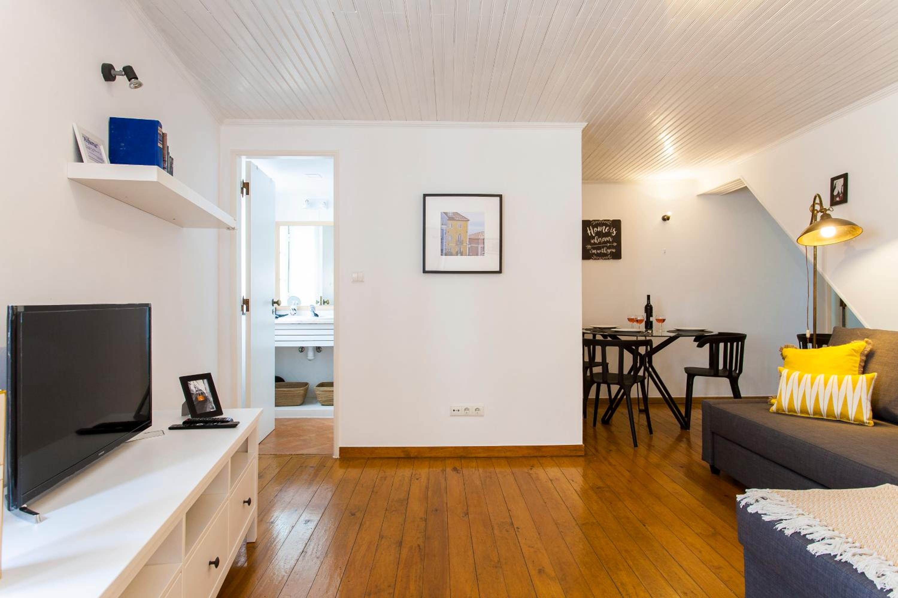 GuestReady - Bright flat in Alfama view 2