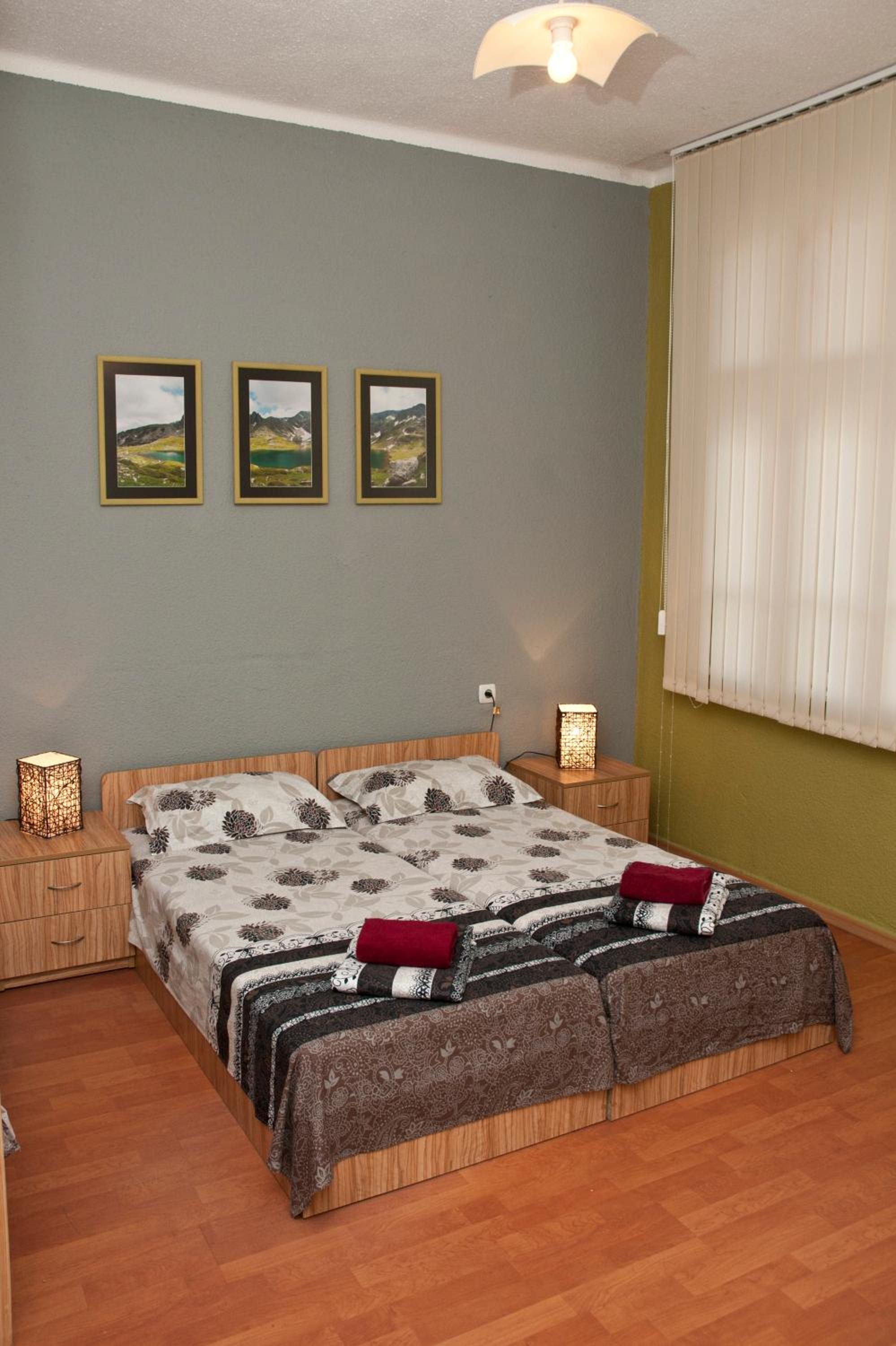 Hostel Mostel Hub Rooms and Apartments