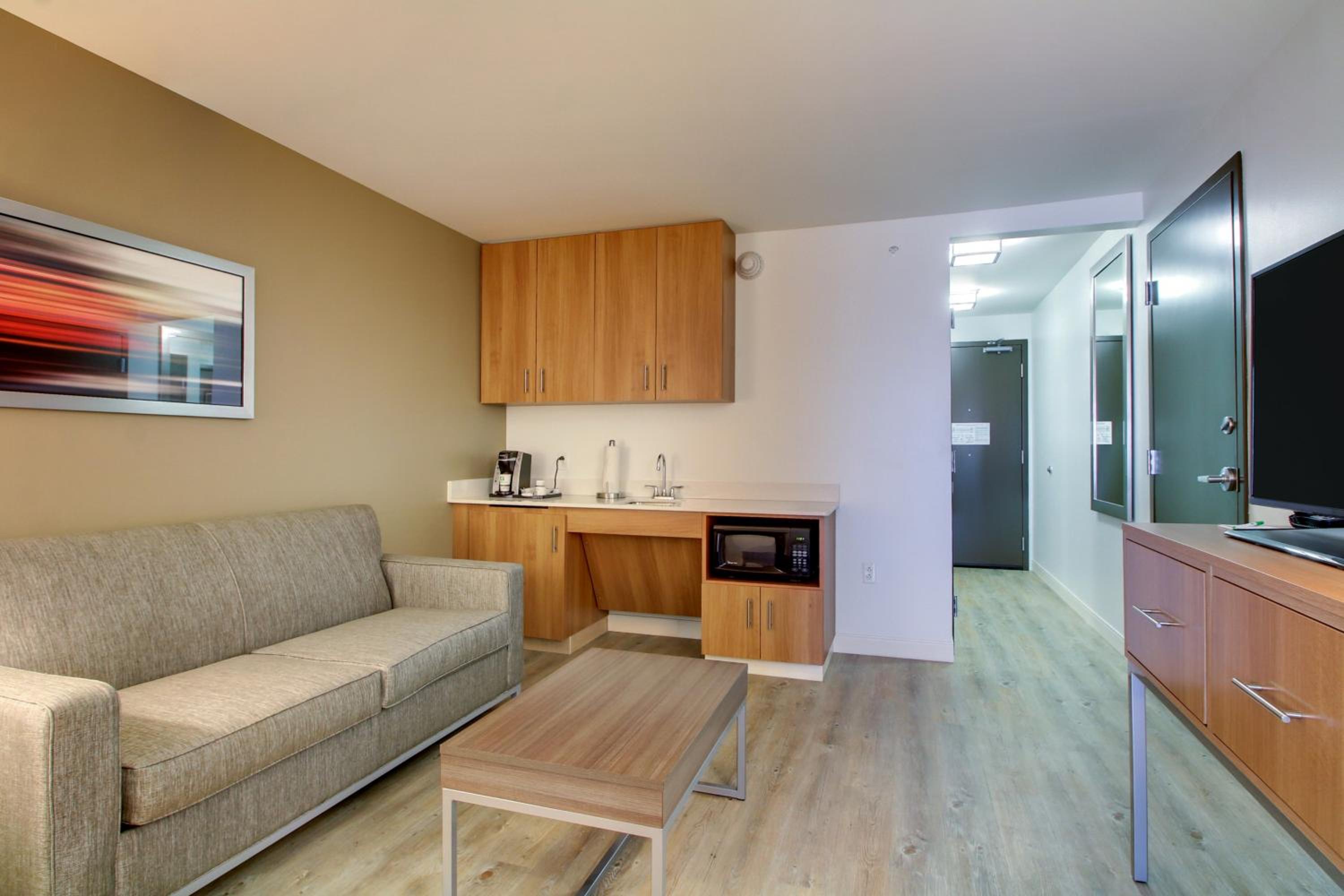 Peoria Vacations - Holiday Inn  Suites Peoria at Grand Prairie, an IHG Hotel - Property Image 2