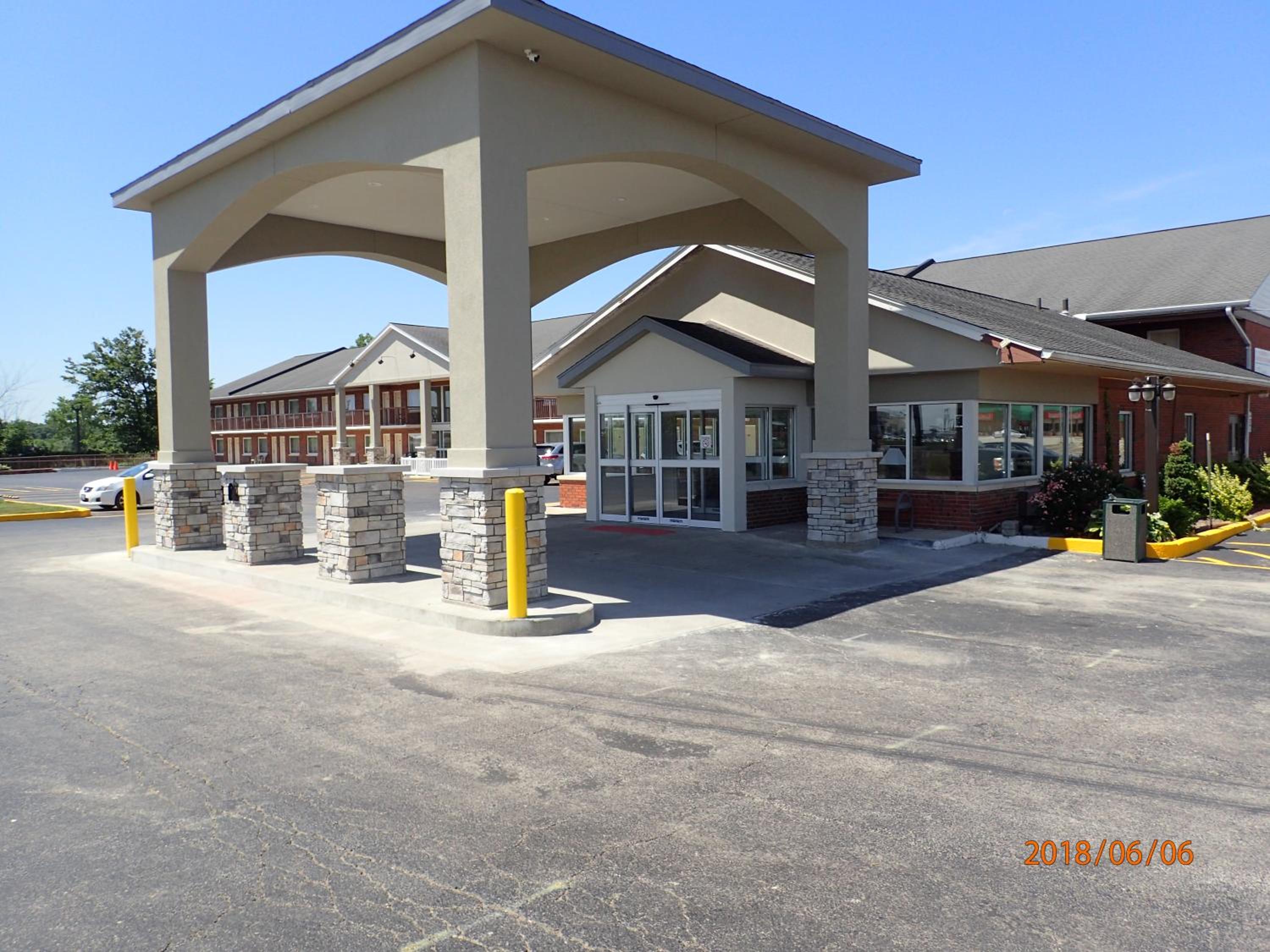 Effingham Vacations - Baymont by Wyndham Effingham - Property Image 8