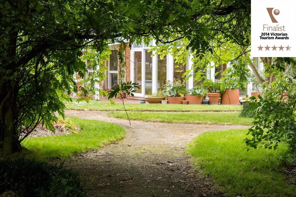 Lakeside Cottage Luxury B&B