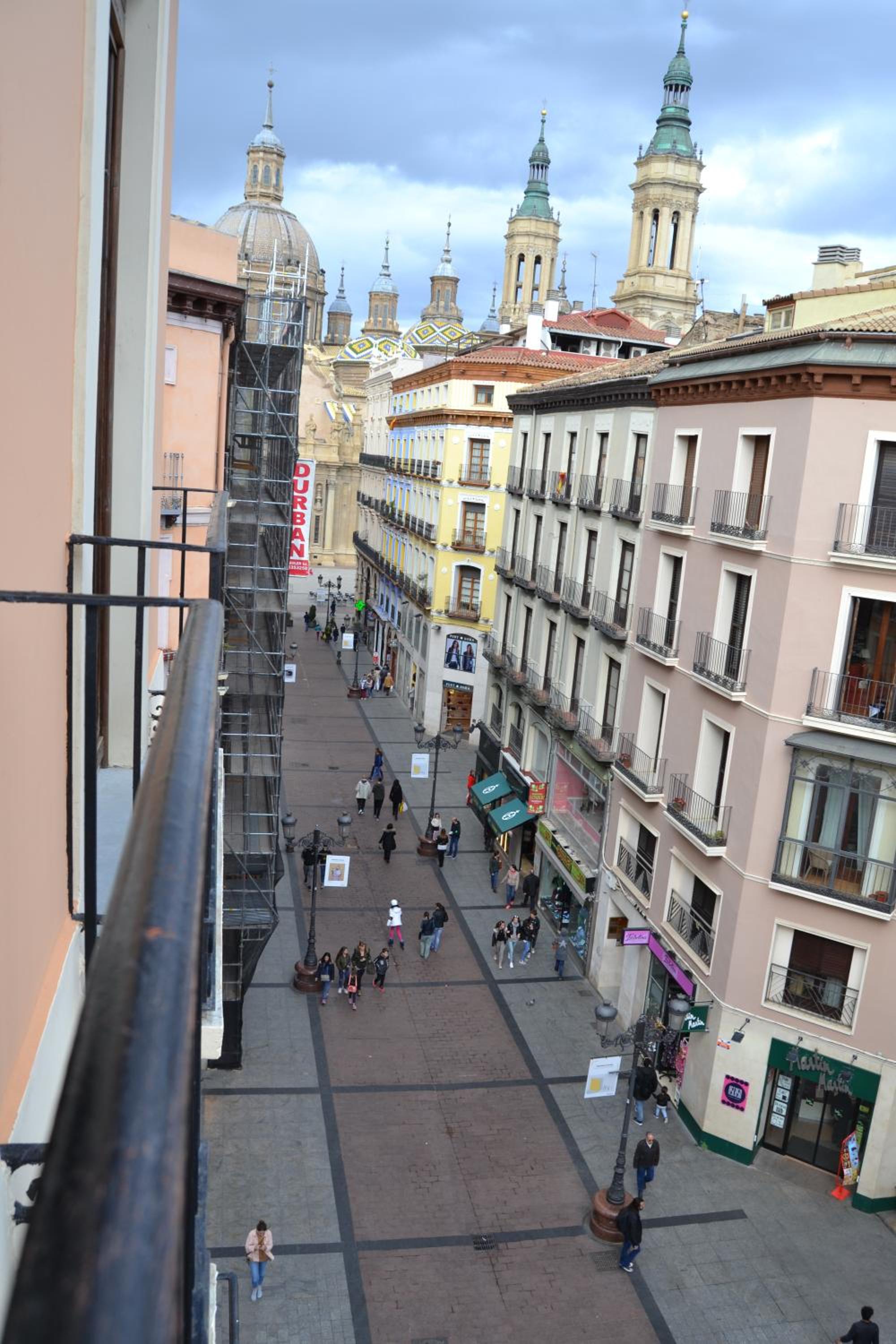 Dos Torres Pilar Suites- balcones con vistas a la ciudad