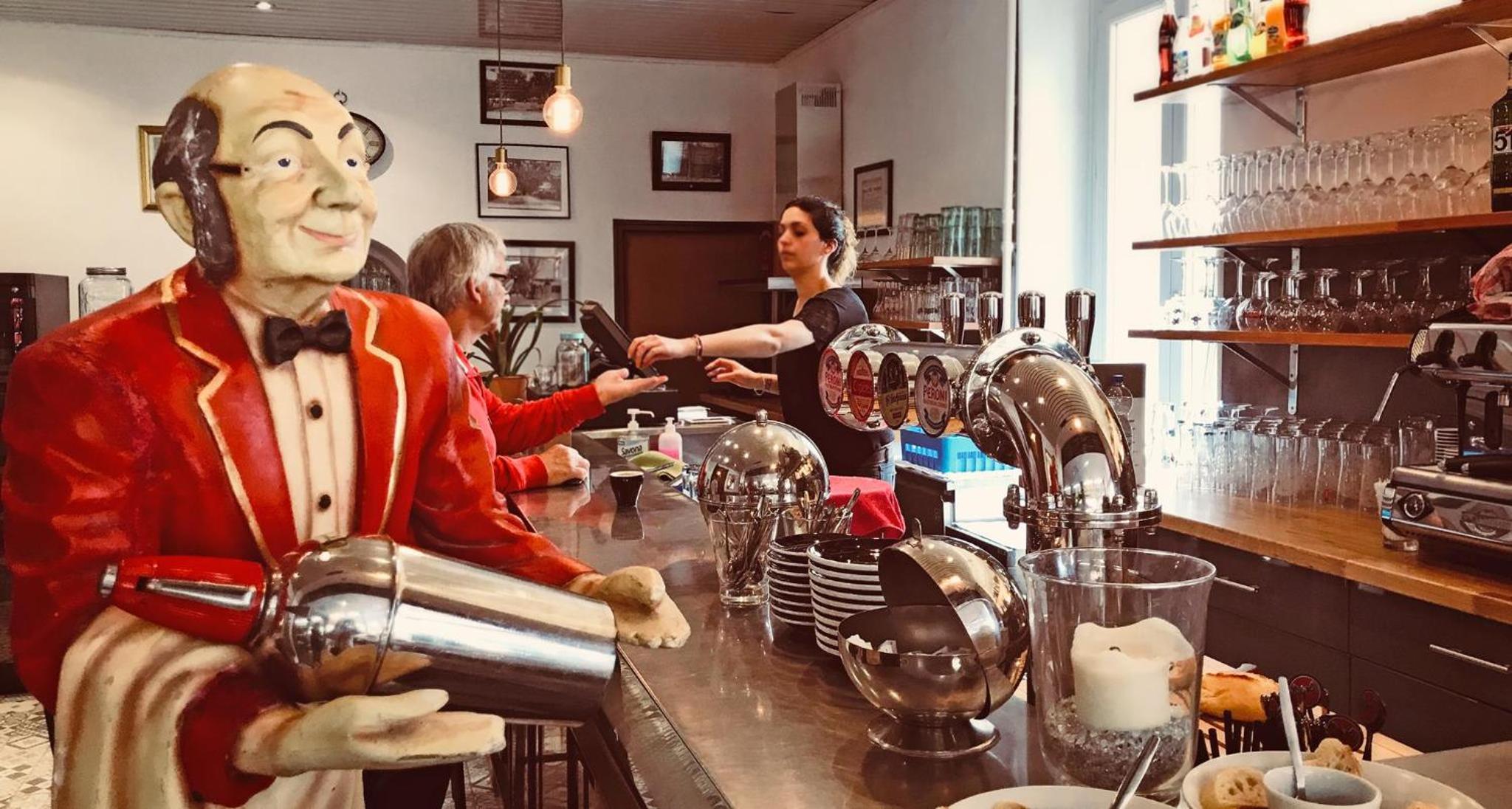 bar