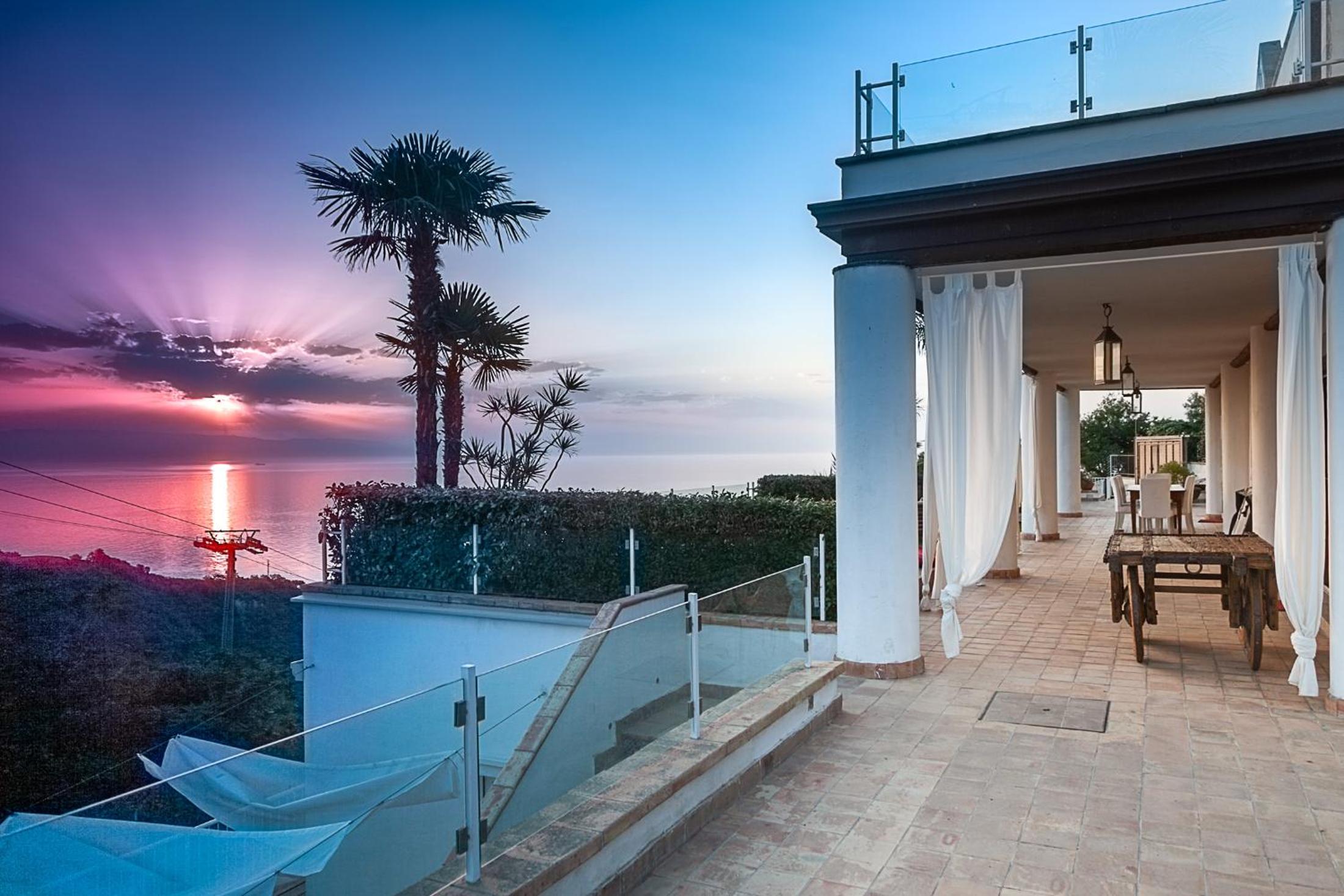 Luxury Taorum villa with spectacular sea views in Taormina