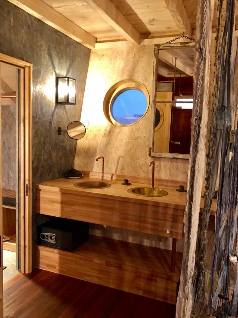 Shipwreck Lodge