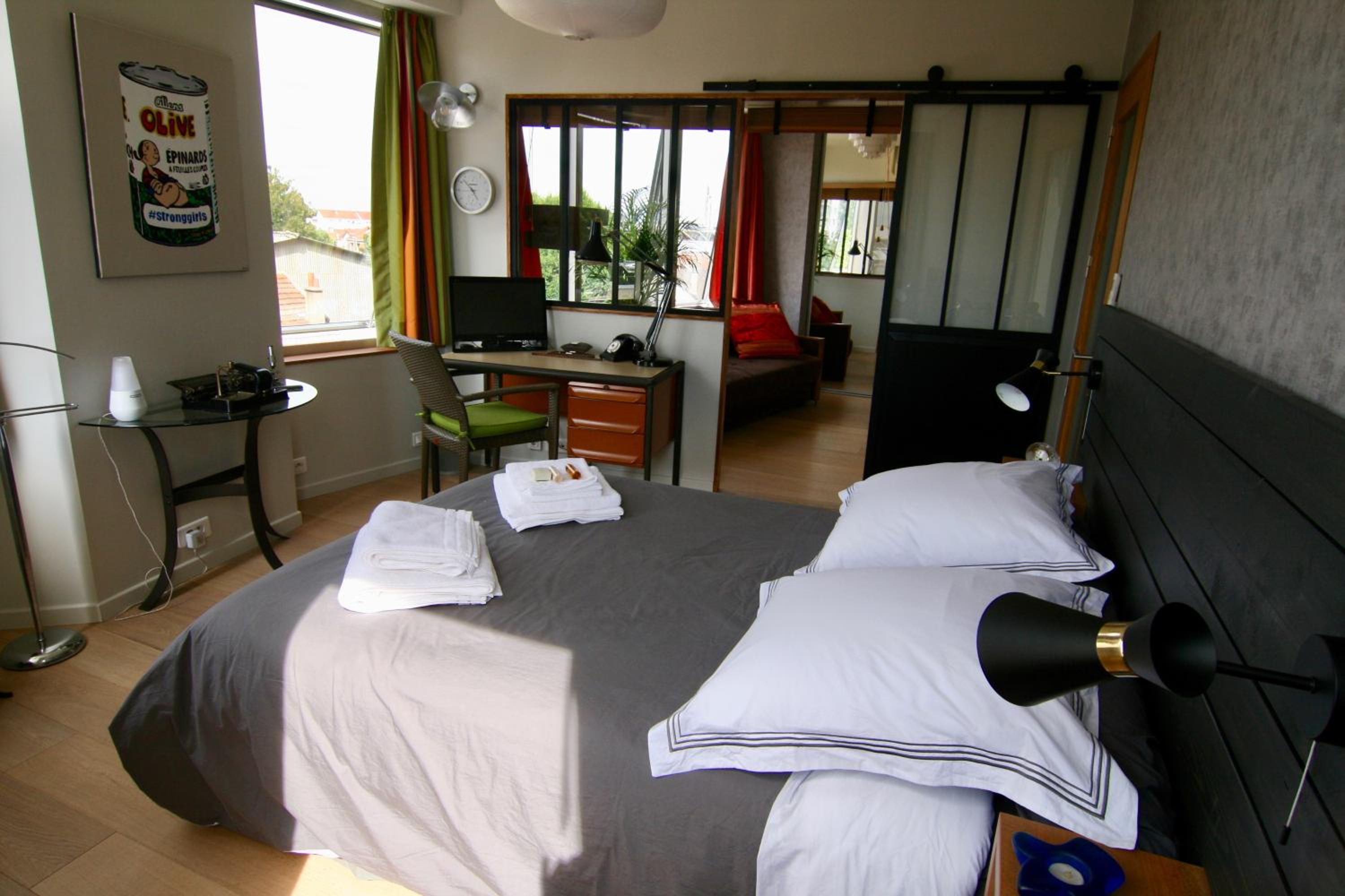 bibou's room Paris view 3
