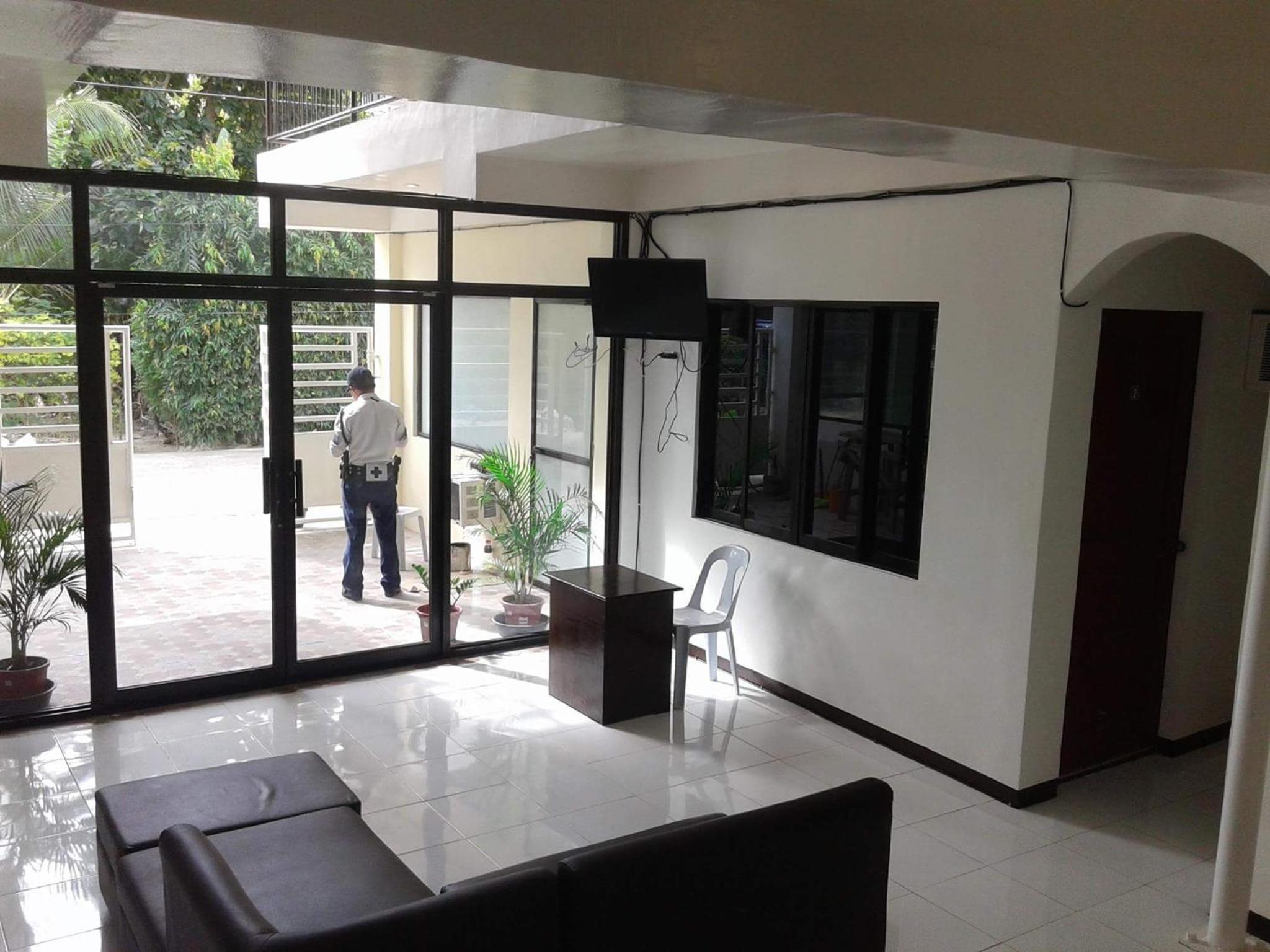 Luna Oslob Travellers Inn