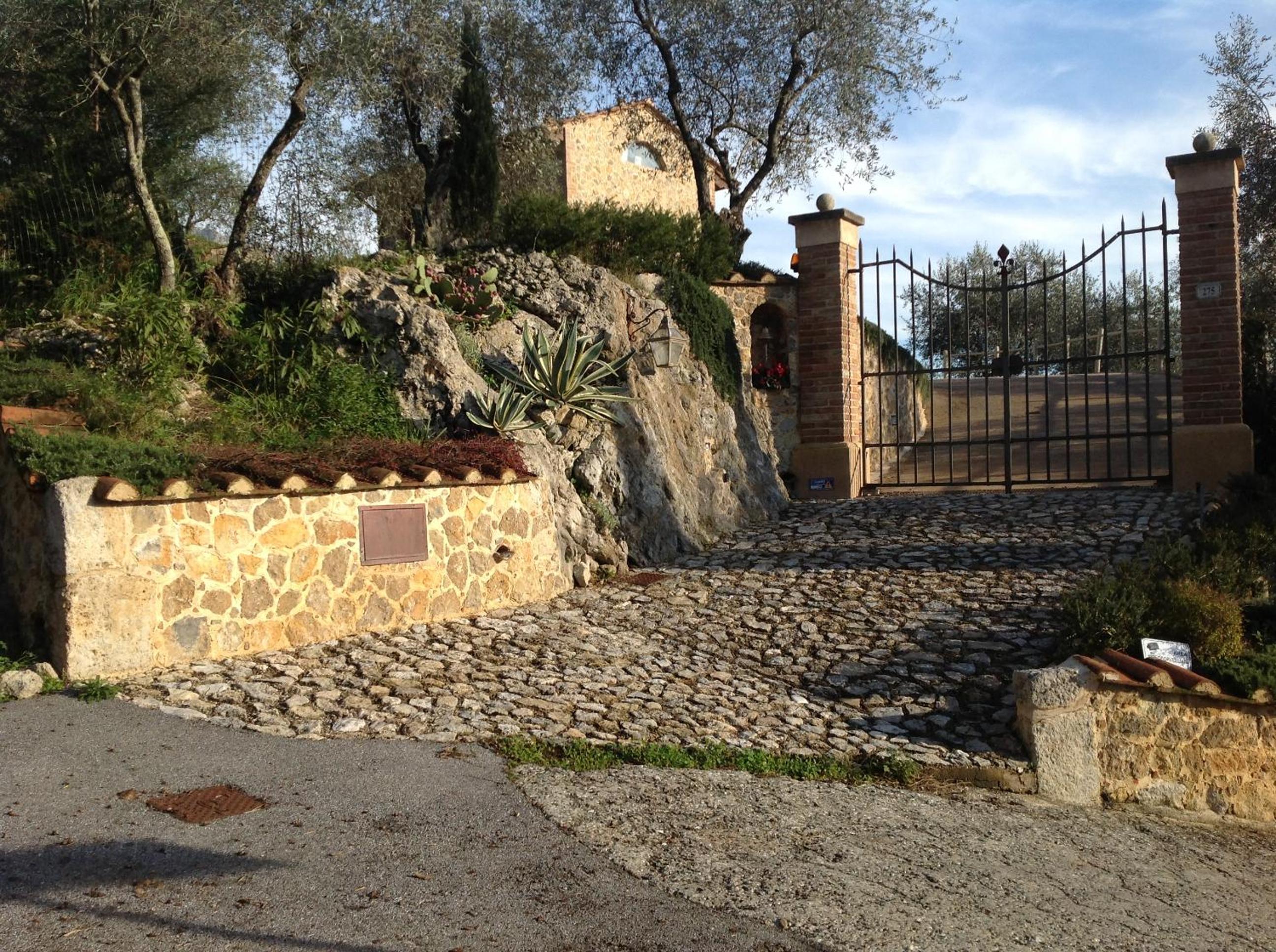 Valuable rustic Tuscan swimming pool, breathtaking view of Camaiore view 5