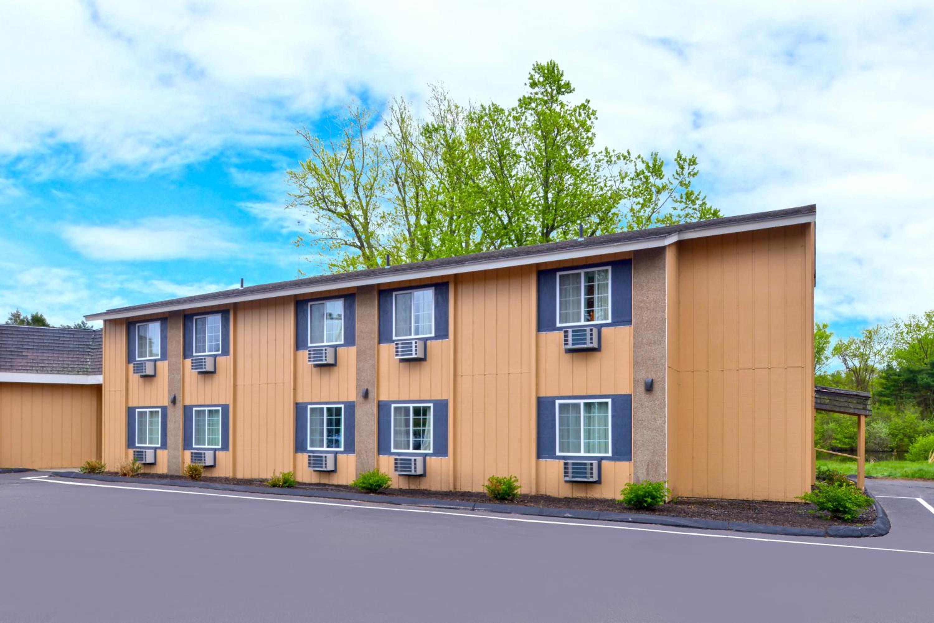 Motel 6 Putnam CT view 2
