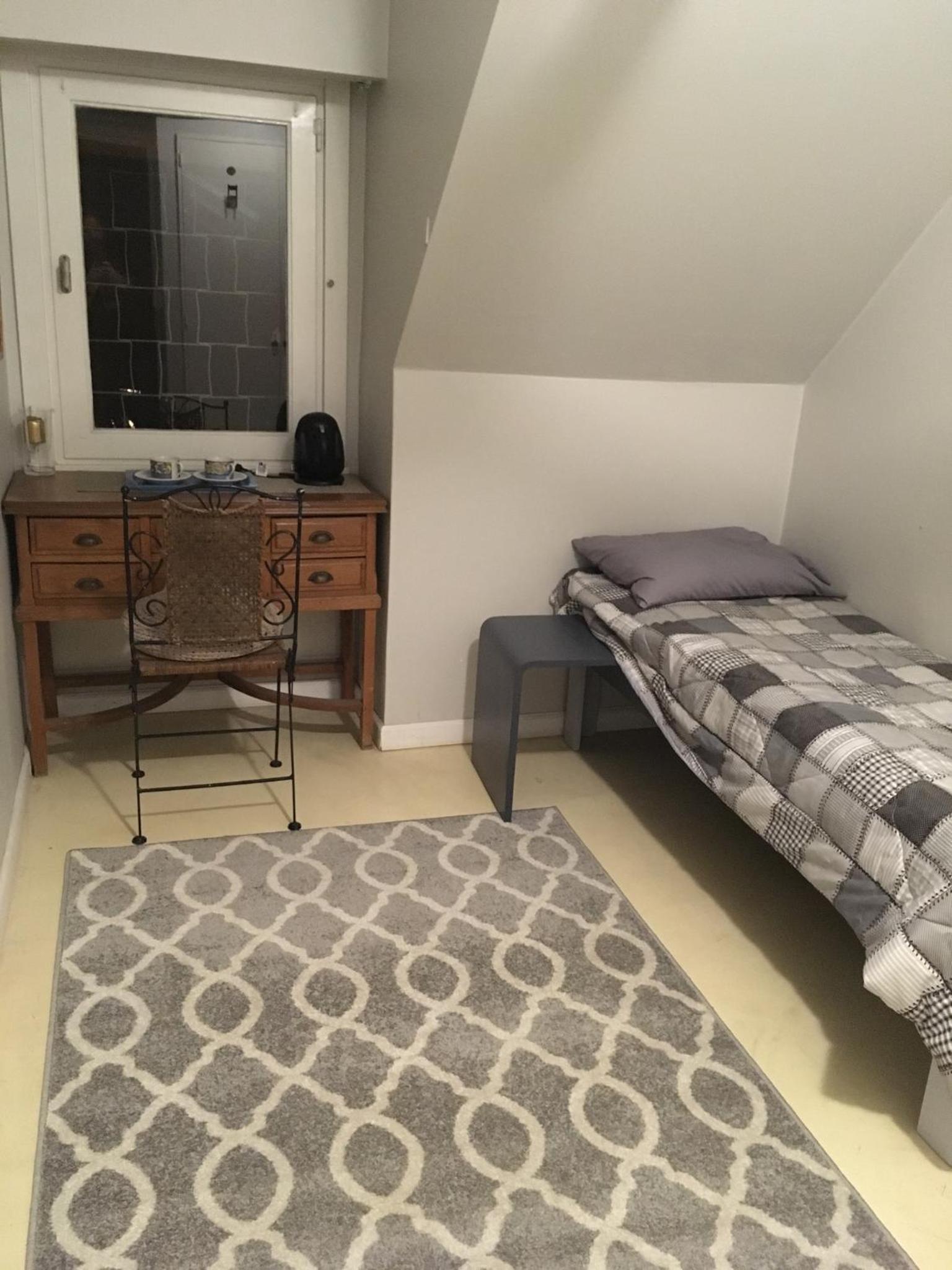 Deaf Twins Bed Martínez