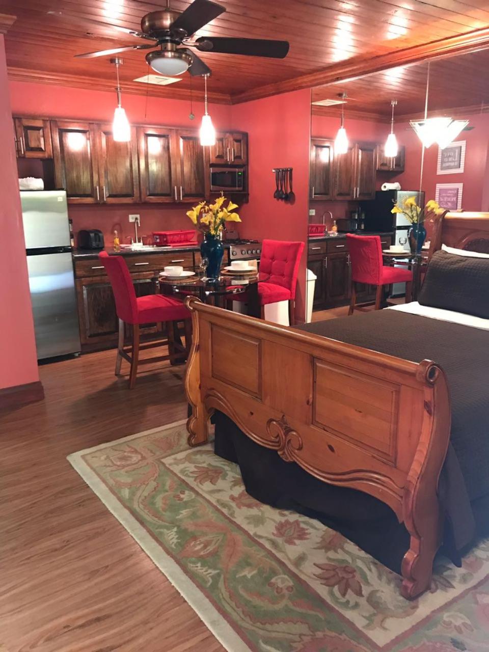 Hotel Brownstone Guesthouses Seabeach - Image 1