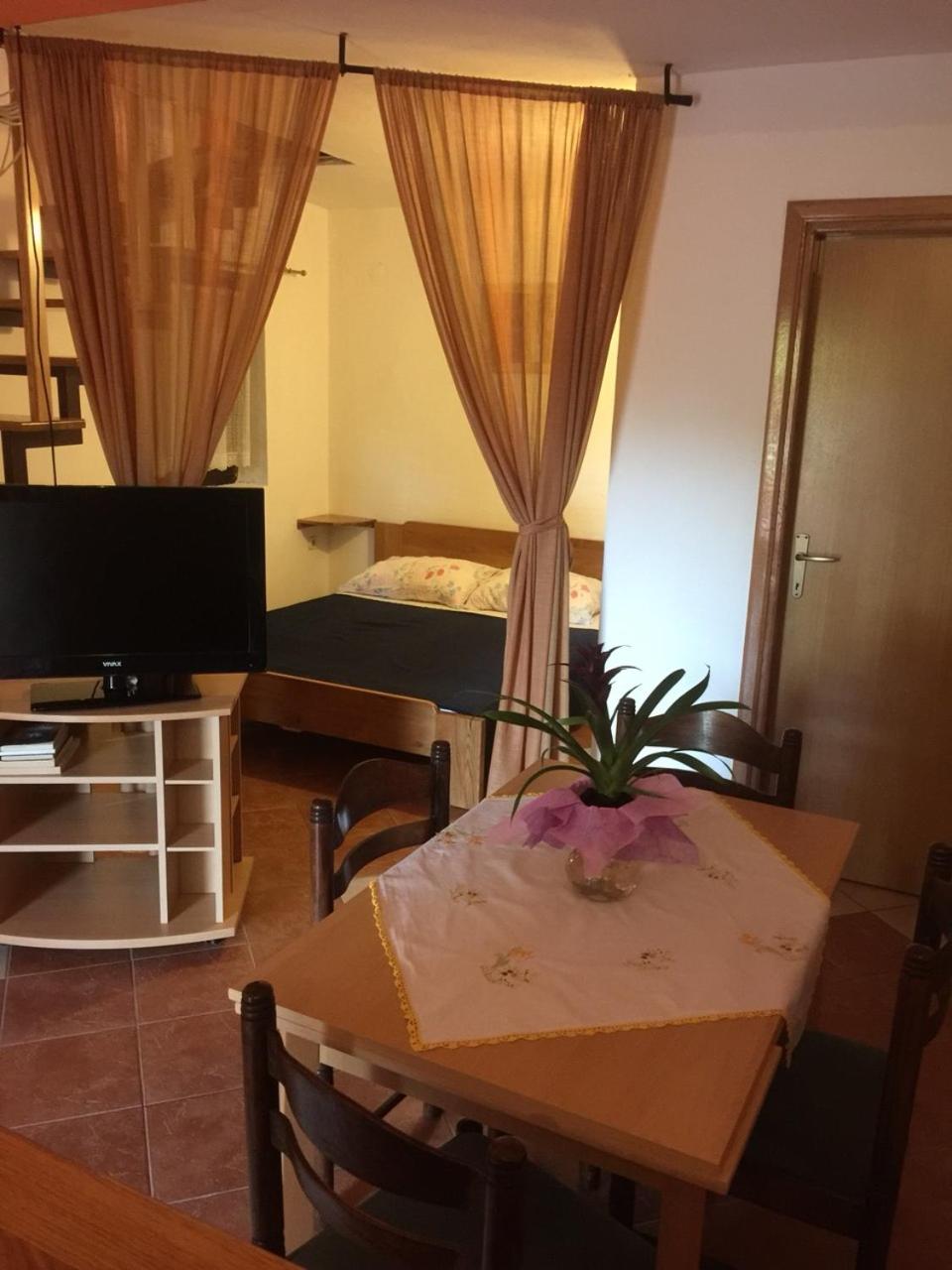 Studio apartman Hrast view 3