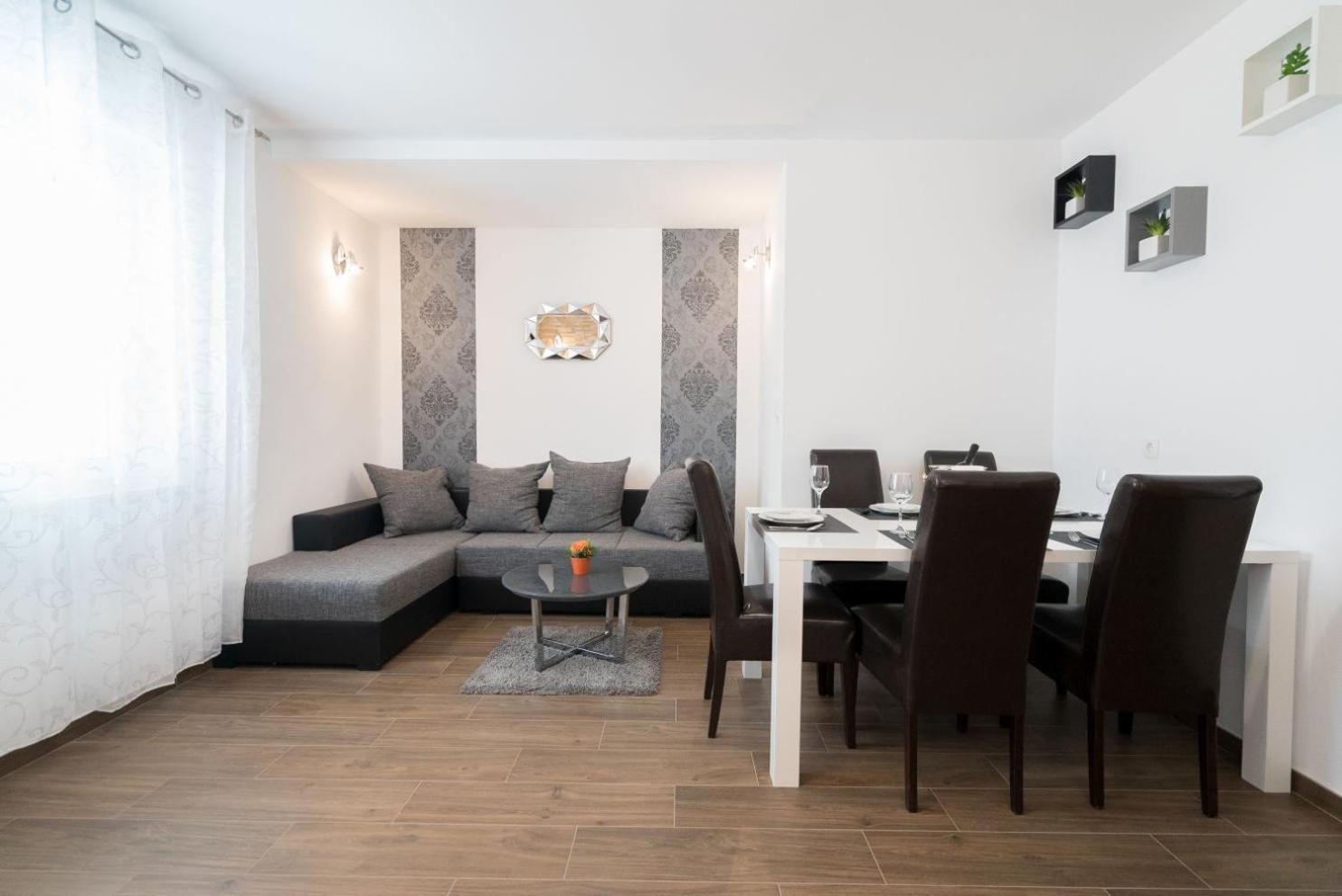 Apartment Anteo free parking view 3