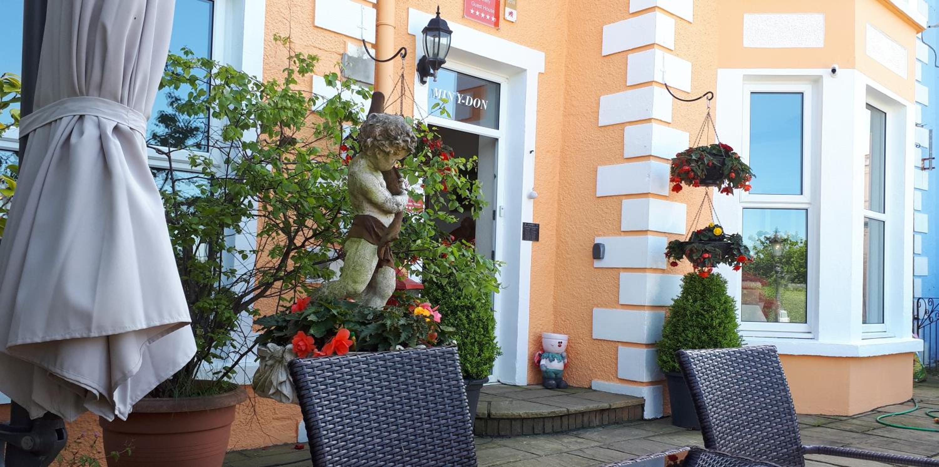 Min y Don Guest House