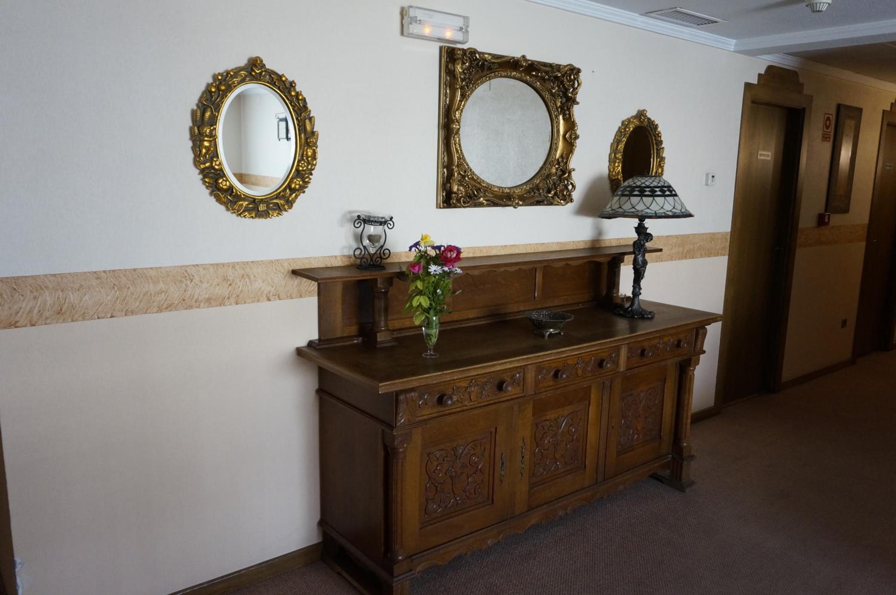 Lobby & Reception