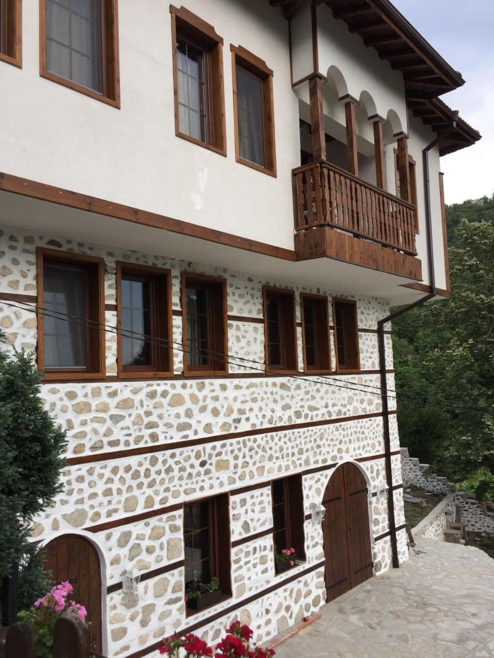 Manoleva House