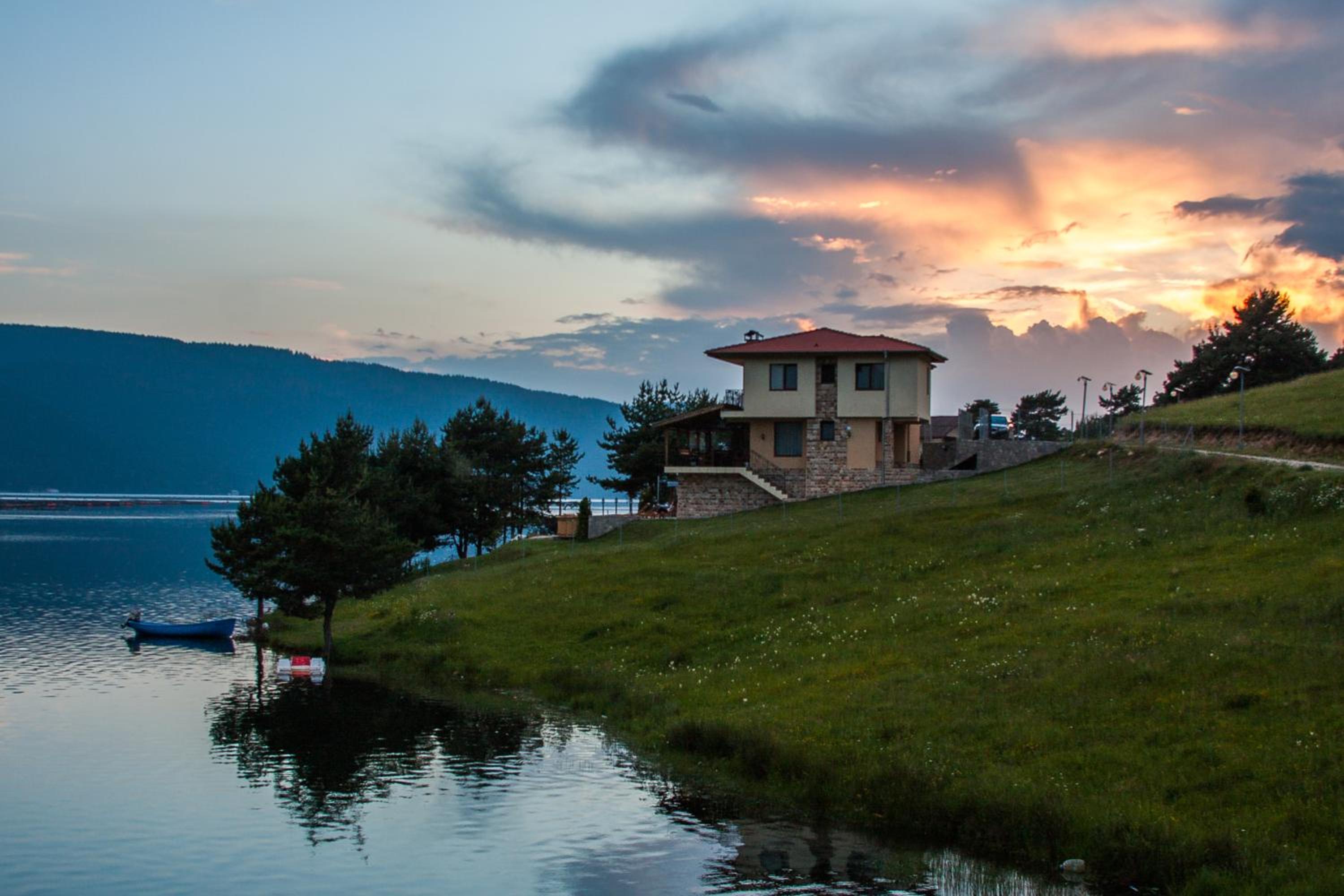 Divna Forest & Lake House