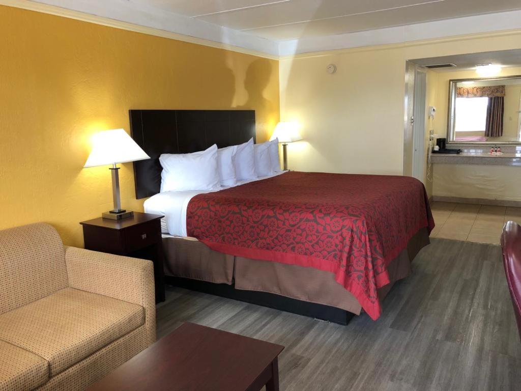 Gainesville Vacations - Days Inn by Wyndham Gainesville - Property Image 7