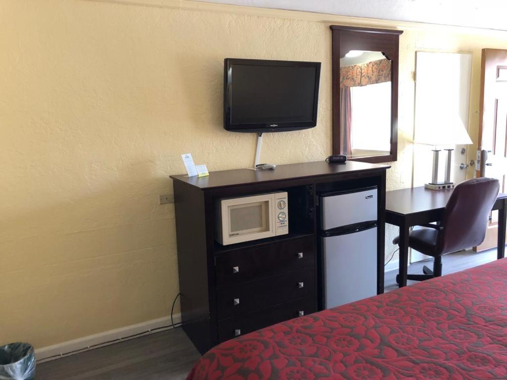 Gainesville Vacations - Days Inn by Wyndham Gainesville - Property Image 8