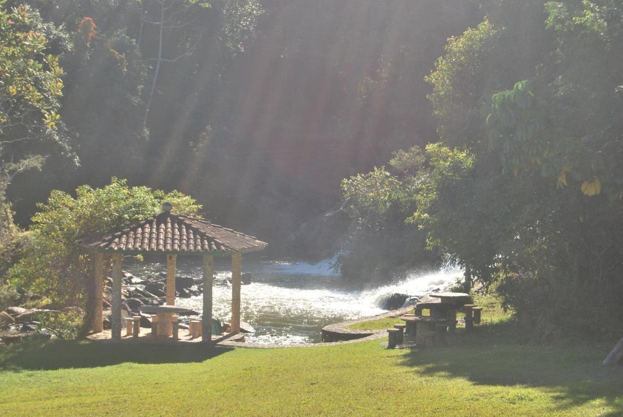 Casinha Radicais Natureza quintal com cachoeira