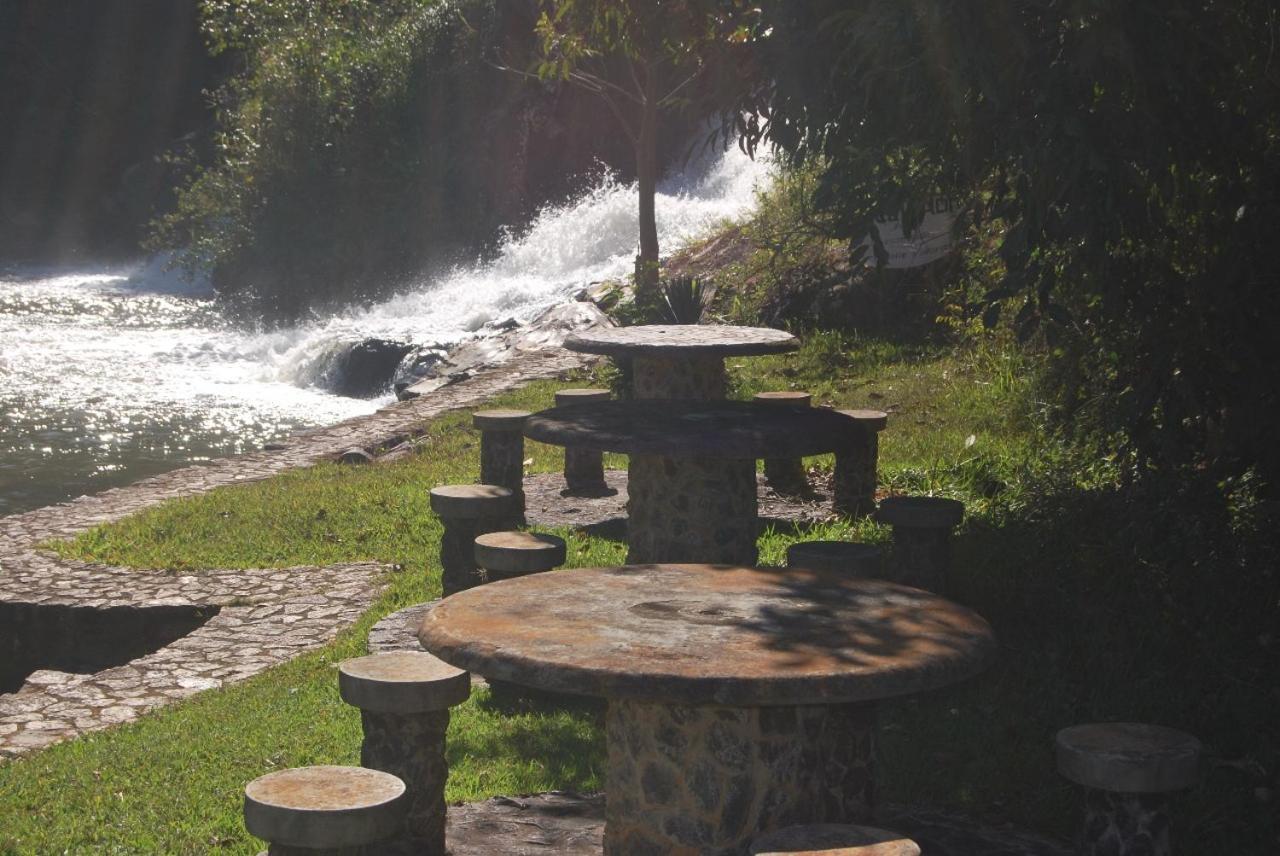 Casinha Radicais Natureza quintal com cachoeira