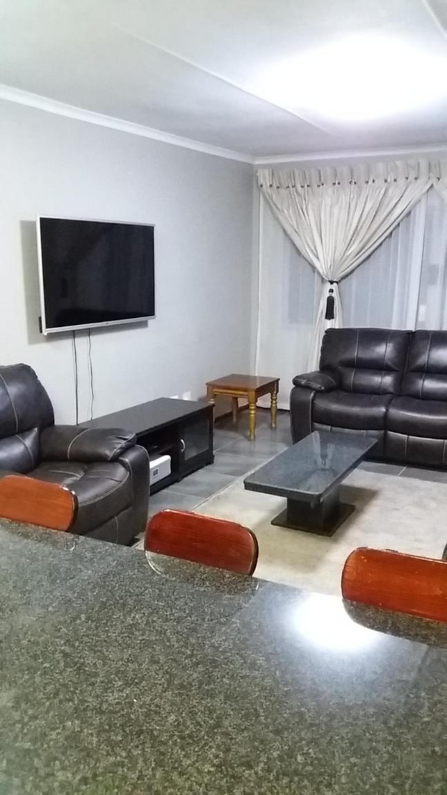 Executive 2 bed Apartment, free WIFI and DSTV